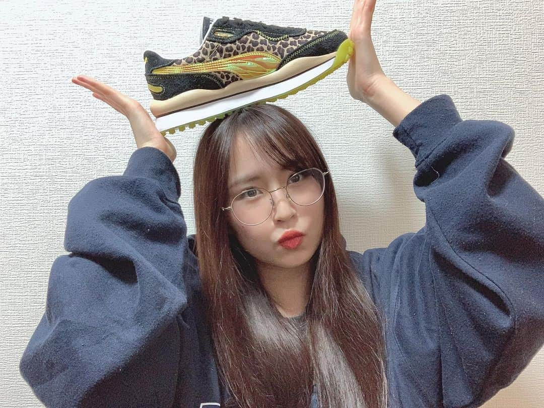 古賀成美さんのインスタグラム写真 - (古賀成美Instagram)「. atmos pink×白間美瑠×PUMA のトリプルコラボアイテム スニーカーが届きました🥺❤️ . . 美瑠がいっぱい詰まった可愛いカッコイイスニーカー👁❤️🐆 . . 早くお外で履いておでかけしたいーーーー！！！！！！！ . . 美瑠ーーーありがとうっ🥺❤️ . . ちなみにメガネは3月上旬に新しく変えたメガネちゃん😌 . . #atmospink #アトモスピンク #puma  #プーマ」4月25日 21時22分 - narunaru_330