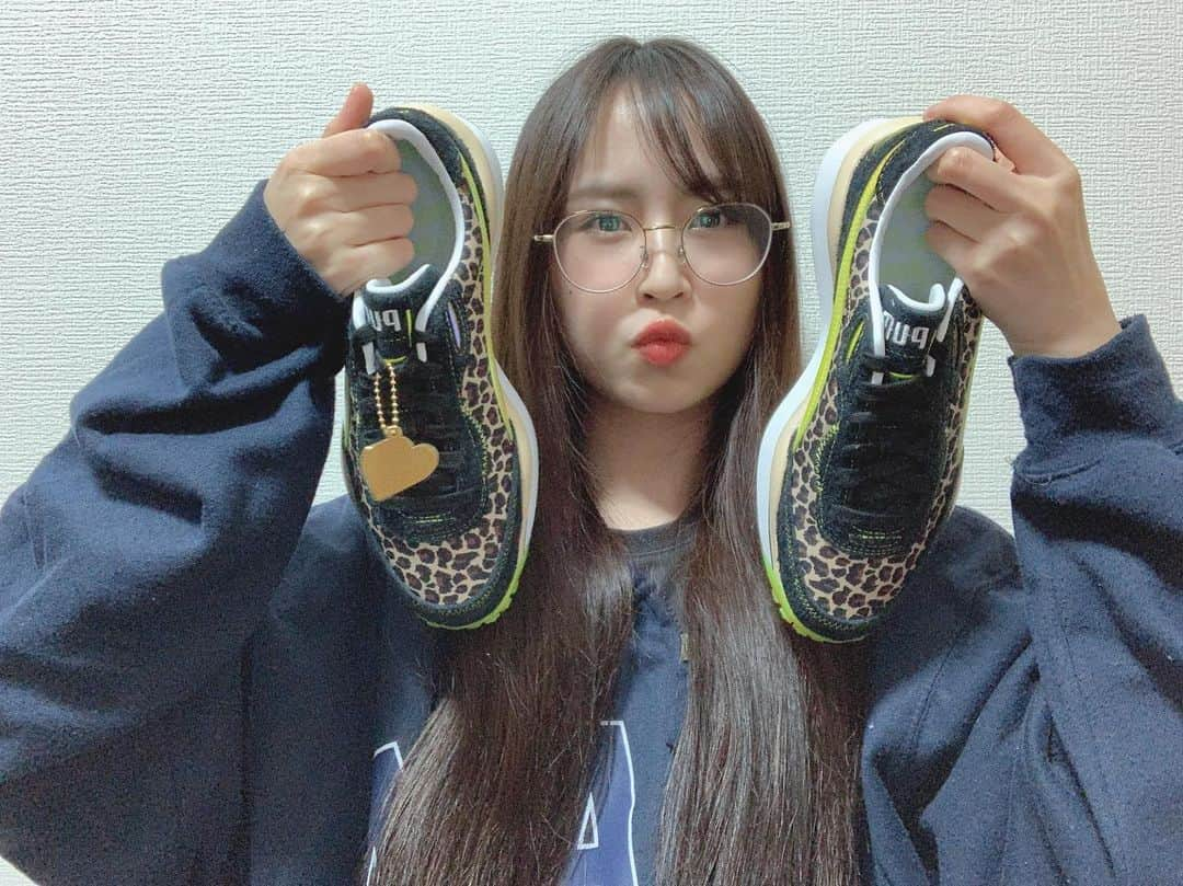 古賀成美さんのインスタグラム写真 - (古賀成美Instagram)「. atmos pink×白間美瑠×PUMA のトリプルコラボアイテム スニーカーが届きました🥺❤️ . . 美瑠がいっぱい詰まった可愛いカッコイイスニーカー👁❤️🐆 . . 早くお外で履いておでかけしたいーーーー！！！！！！！ . . 美瑠ーーーありがとうっ🥺❤️ . . ちなみにメガネは3月上旬に新しく変えたメガネちゃん😌 . . #atmospink #アトモスピンク #puma  #プーマ」4月25日 21時22分 - narunaru_330