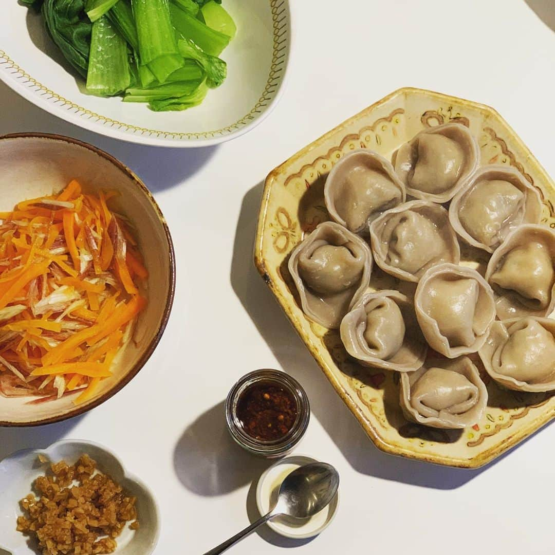 佐藤友子さんのインスタグラム写真 - (佐藤友子Instagram)「今日の晩ご飯。ごちそうさまでした。  青梗菜は蒸籠で蒸してポン酢でいただきました。  にんじんは塩もみしたものに同じく千切りにしたミョウガを和えて、胡麻油で味付け。  そして一食終わると、自然と次の食事のことを考える。  #メインはお取り寄せ #桉田餃子」4月25日 21時25分 - tomokosato_hokuohkurashi