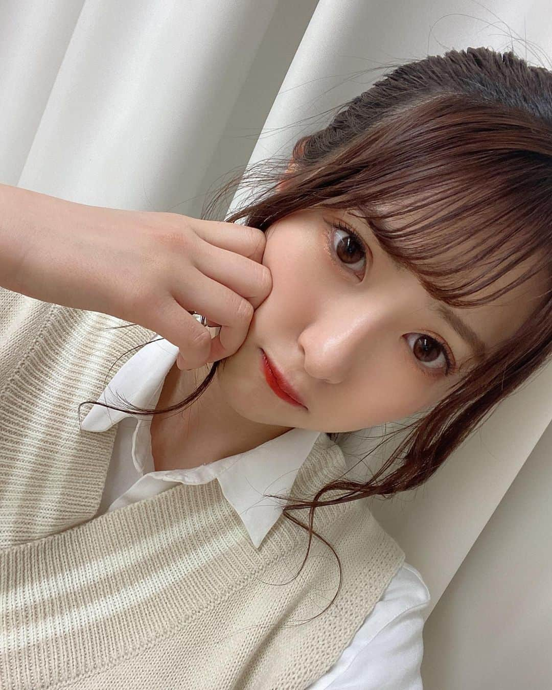 華山志歩のインスタグラム：「﻿ インターネットサイン会﻿ ありがとうございました！！！﻿ ﻿ 今日は私服だったんだけど﻿ ベストを着ているとJKにみえるって言われたので﻿ 今後とも乱用していきたいと思います🙋🏻‍♀️笑﻿ ﻿ ﻿ そしてこのあと23時頃そーちゃんと﻿ インスタライブでコラボ配信しちゃいます✌🏻﻿ ﻿ ﻿ お時間がある方は是非〜👀💕」