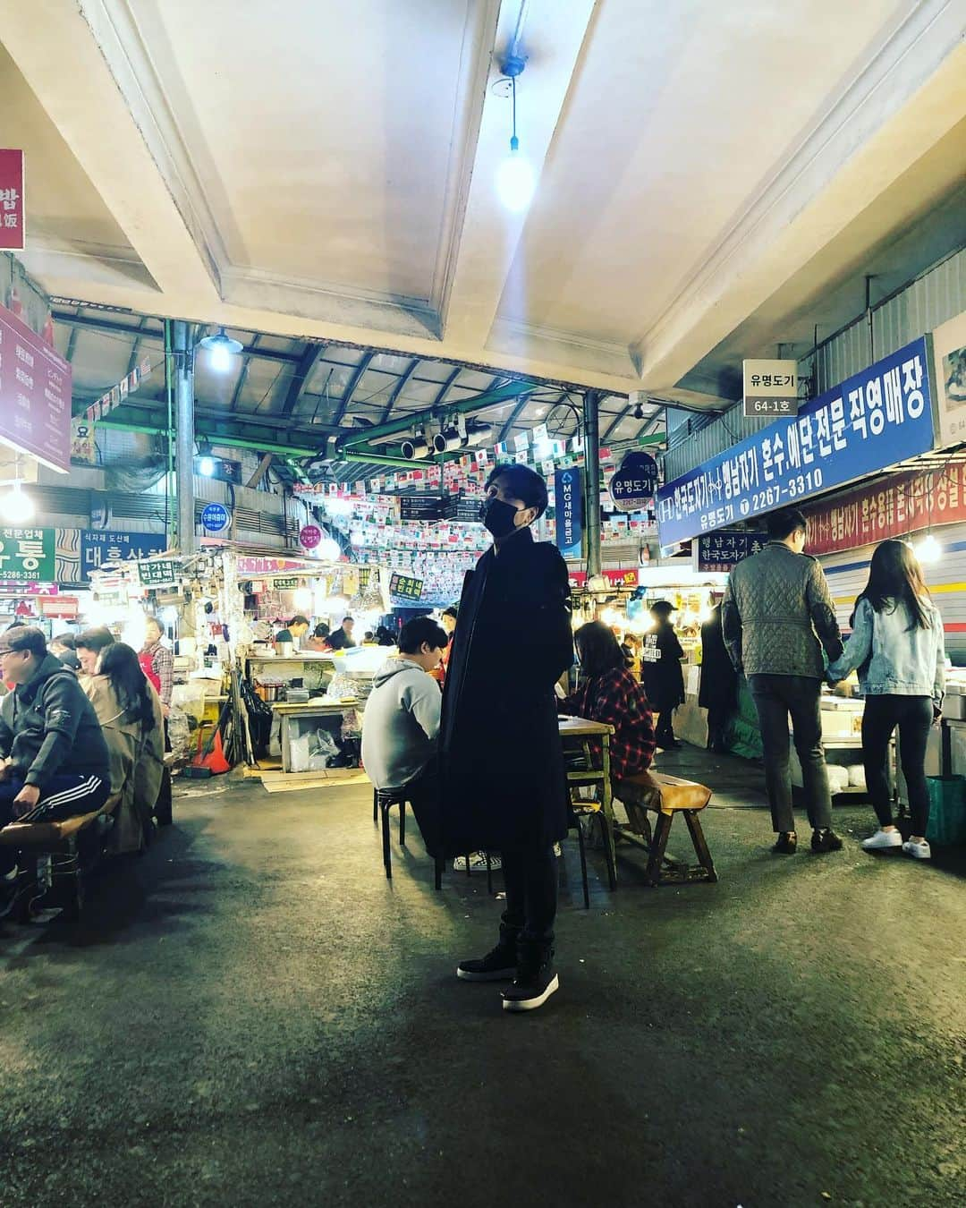 堤太輝さんのインスタグラム写真 - (堤太輝Instagram)「前に行った韓国　広蔵市場にて 別にこの動画はアップするつもりも無かったのでオチもない😅 こんな時なので、旅行に行った気分で雰囲気や賑やかな感じを見て頂こうかなと。 皆様たくさんのお返事ありがとうございますね！ 韓国が好きな皆様も参考になりましたよね😙 韓国へ行ったことが無い方は皆様のお返事を絶対参考にした方がいいと思いますよ👍 僕も新しい発見できました。 ありがとうございました🙇‍♂️ 広蔵市場にはアレを食べにね！  世界中が早く元気になることを願う♡🌎 #韓国  #韓国旅行  #韓国グルメ  #韓国情報  #韓国ごはん  #広蔵市場  #広蔵市場屋台  #広蔵市場 #クァンジャンシジャン  #韓国好きな人と繋がりたい  #韓国好きな人と仲良くなりたい  #한국 #한국여행  #광장시장」4月25日 21時27分 - 223_taiki