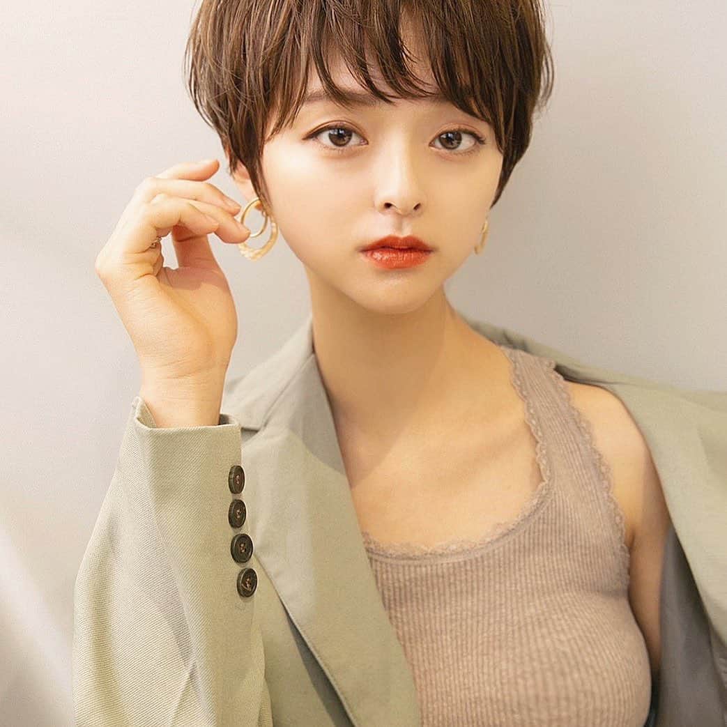 かおりのインスタグラム：「・ ・  みんなは自粛中はなにしてる？？ 参考にしたいなぁ🤔 ライブはWi-Fiの状況があまりよくなくて 頑張って早く直るようがんばります😭  #ナチュラル　#アンニュイ #撮影　#マッシュショート　#ショートヘア」