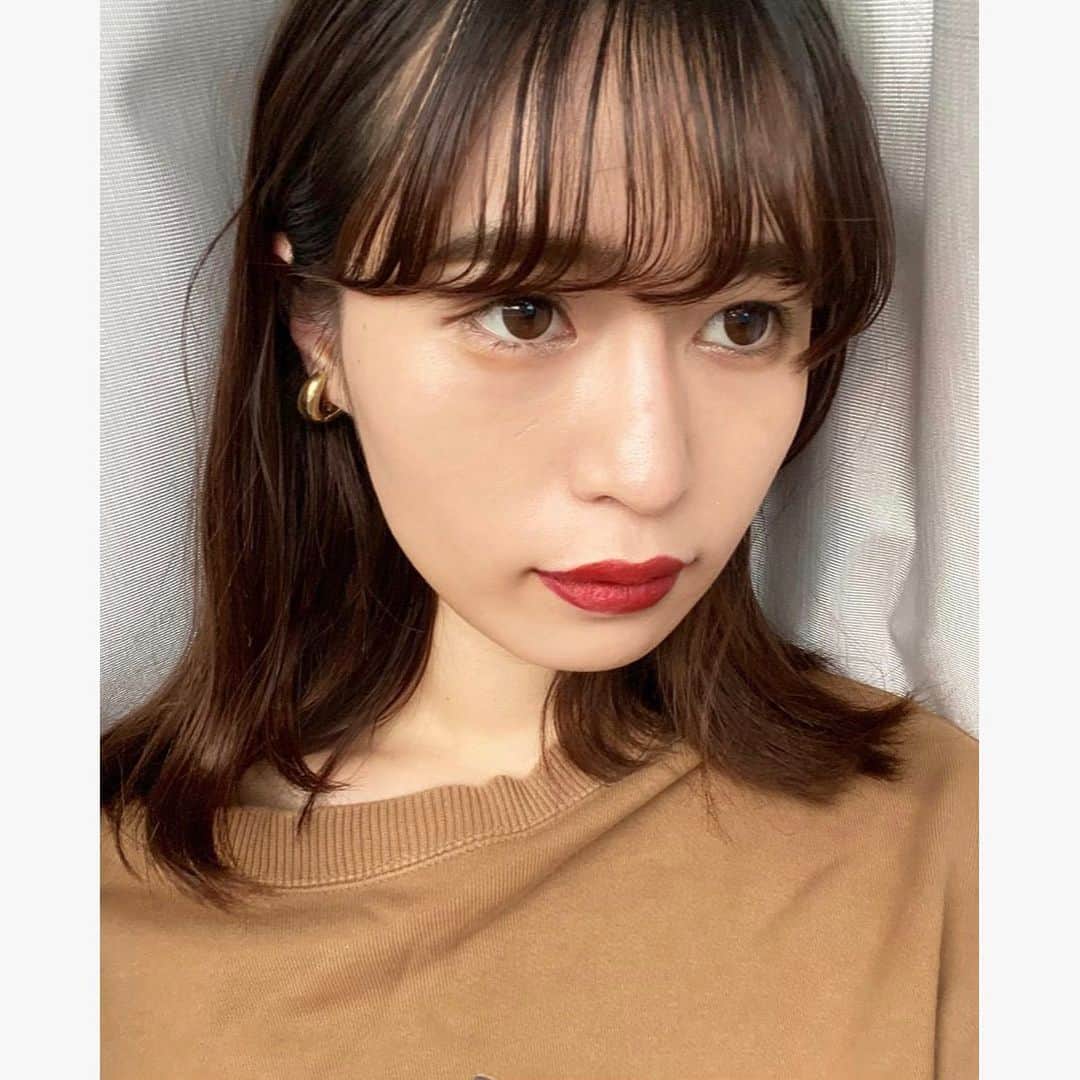 菅野梓のインスタグラム：「. メイクはたまにちゃんとしないと分量とか忘れて手こずるもんだね、、でもやっぱり久々気分あがる〜💄 . #襟元ゆるゆる」