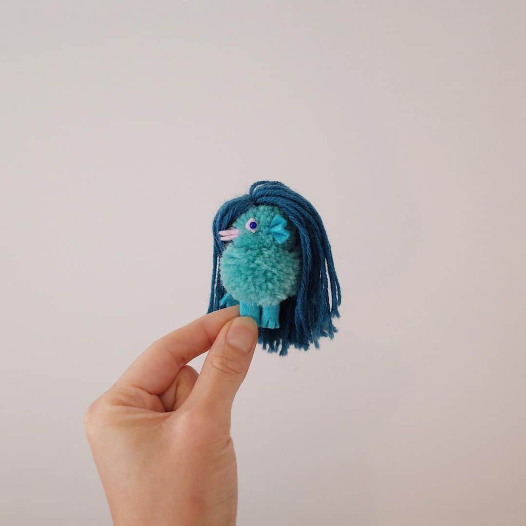 黒田翼（動物ぽんぽん）のインスタグラム：「. アマビエぽんぽんの作り方をアップしました。 親ビエと子ビエ、ぽんぽんの大きさを変えれば、サイズ違いで作れます。  あまりにささやかすぎて、ドキドキしながらの更新ですが、ちょっと作ってみようかな。とか、作ってみたら意外とたのしかったな。とか。そんなふうに思っていただけたなら幸いです。ダウンロード用PDFをホームページ＞NEWS に載せましたので、印刷して自由にお使いいただければと思います。何かミスがあった場合は、随時元データを更新していきますね。おかしなところがあったら教えてください。  字は細かいですが、作者の性格はおおざっぱですし、それから、お子さまでも作れるくらいシンプルな作業ばかり（巻く、切る、結ぶ、貼る）ですので、ぜひたくさんの方に楽しんでいただけたらうれしいです。 大人も、こどもも、普段手芸をあまりされない方にも。と言いつつも、ポンポンメーカーなどのお道具は必要となりますが、ご容赦くださいね。  これだけのことなのですが、一週間もかかってしまって、時間の流れの早さにも驚愕しています。 この非常時に、それぞれが不安な思いをかかえながらも、みんな何か工夫をして自分や家族が健康でいられる方法を探していたり、狭い世界の中でも、こどもたちを退屈させないようにと頭を捻ったり、そういう光景や様子に触れると、とてもパワーをもらえます。  ありがとう。  #アマビエ #アマビエぽんぽん #amabie #trikotri #trikotripompom #おまもり」