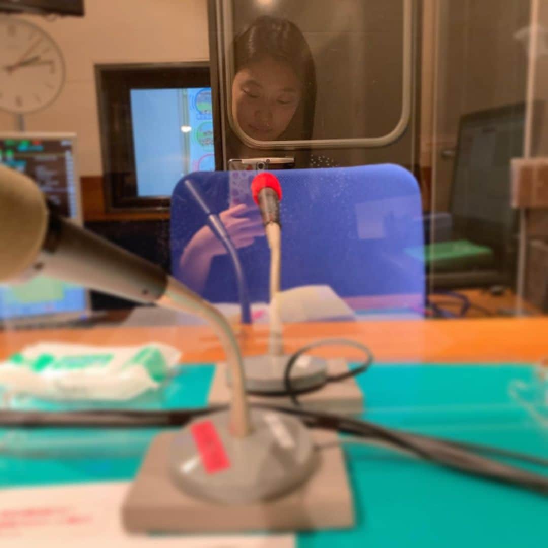 辻沙穂里のインスタグラム：「. 23日(木)の深夜2時30分から、 あどりぶラヂオを担当しました🌙 厳選した13曲の曲と共に 最近の生活のこと、学生時代のこと、日常のこと、 恋愛のこと、同期のこと、後輩のこと、 私にとってのアナウンサーという仕事、 この自粛期間だからこそ気づけたこと、 2時間半の生放送で自分の言葉で喋りました。 話した瞬間にはもう放送されているんだよなぁ ということを生放送のテレビ以上に感じながら お喋りしていました。 聴いてもらいたいような、誰にも聴かれたくないような 不思議な気持ちです🌸 でも、放送でもお話ししたとおり もちろんこの仕事も「もうこれが最後かもしれない」 と思いながら準備をして臨んだので もしお時間のある方はおうち時間にぜひ、 radikoのタイムフリー機能でお聴きください🌷 http://radiko.jp/share/?t=20200424045330&sid=MBS #あどりぶラヂオ#プレイリスト #ラジオ#MBSラジオ#radiko」