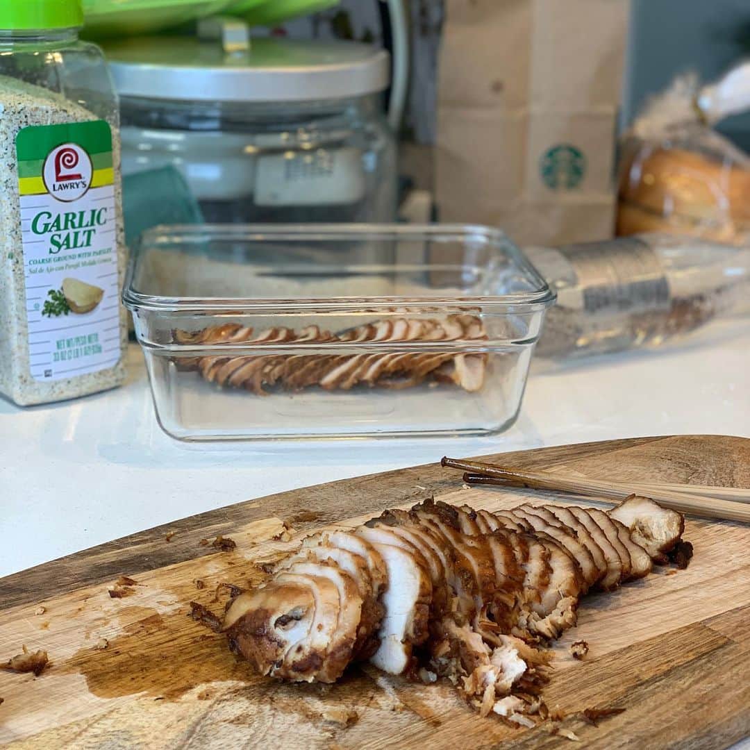 mitsuxmitsu24のインスタグラム：「Cooking * * チキンのバルサミコ酢煮。 嬉しいことに、よくレシピを聞かれるので  レシピは 鶏胸肉2、3枚で お酢とバルサミコ酢は1：1(150cc) お砂糖は大さじ大盛り4杯、お醤油は大さじ2杯、あれば日本酒大さじ1杯です。 煮込むの、中火から弱火で小1時間くらいかな。ひっくり返しながら焦げないように煮込みます。  サンドイッチに🥪はさむなら、カットして煮汁と一緒に保存しておくと味が染みていい感じになるよ😊 * * #みつみつごはん  #レシピ #鶏胸肉 #バルサミコ酢  #おうちごはん  #クッキングラム  #お料理好きな人と繋がりたい」