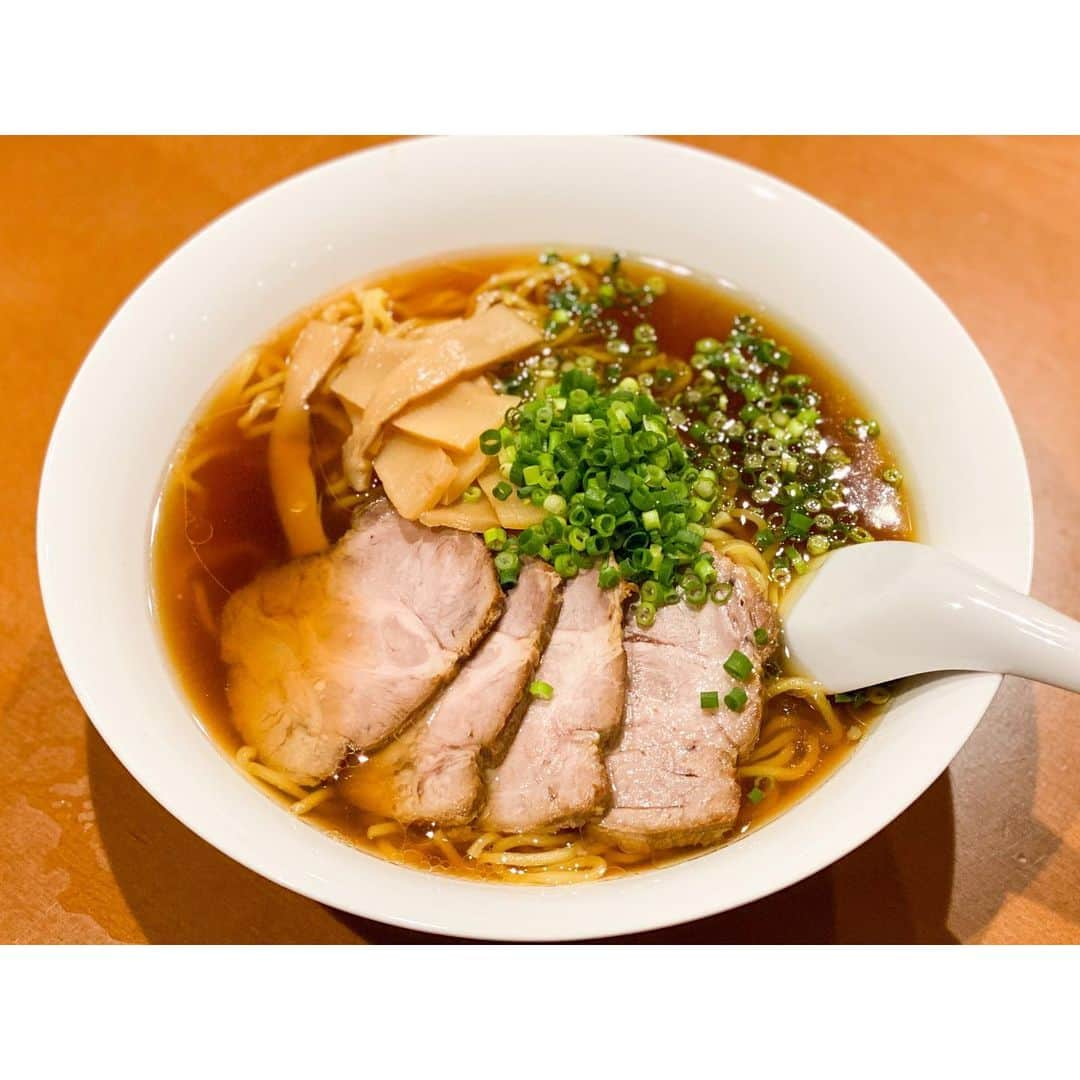 内田朝陽さんのインスタグラム写真 - (内田朝陽Instagram)「朝陽の自家製　鶏ガラ　チャーシュー麺  チャーシューが美味しく出来たので、鶏ハムの茹で汁と、チャーシューダレと、鳥脂でチャーシュー麺🍜  麺は買って来ました  美味しく出来ました！👍 淡麗　鶏ガラ醤油ら〜めん （油まし）  #朝陽飯　##あさひめし　#アサヒ飯　#asahimeshi #ラーメン　#チャーシュー麺 #チャーシュー　#らーめん　#ramen #homemade #housemade #dinner #cookingram #cookingrammer #original #家ラーメン」4月25日 21時42分 - asahi_uchida