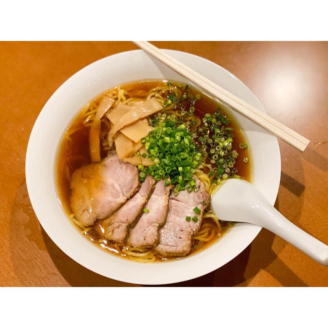 内田朝陽さんのインスタグラム写真 - (内田朝陽Instagram)「朝陽の自家製　鶏ガラ　チャーシュー麺  チャーシューが美味しく出来たので、鶏ハムの茹で汁と、チャーシューダレと、鳥脂でチャーシュー麺🍜  麺は買って来ました  美味しく出来ました！👍 淡麗　鶏ガラ醤油ら〜めん （油まし）  #朝陽飯　##あさひめし　#アサヒ飯　#asahimeshi #ラーメン　#チャーシュー麺 #チャーシュー　#らーめん　#ramen #homemade #housemade #dinner #cookingram #cookingrammer #original #家ラーメン」4月25日 21時42分 - asahi_uchida