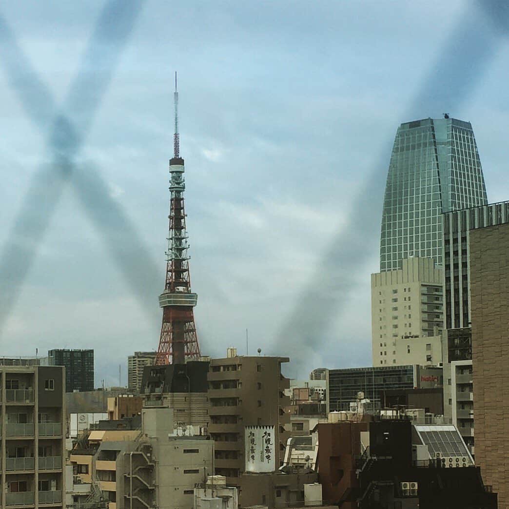 大森美希さんのインスタグラム写真 - (大森美希Instagram)「Lockdown Day 40 🔐 “Tokyo Nostalgia” Summer 2017🗼 「東京ノスタルジア 2017夏」🗼 パリは今日も晴れ☀️今朝は鳥のさえずりを聴いてから眠りに着く🦜😴 昨日の『 ロスト・イン・トランスレーション』を観たら東京が懐かしくなって写真整理しながら見つけた一枚。現在パリ発日本行き直行便が全て欠航中で何があっても日本に帰れないから (どうやら, 独や英国経由で帰れるとは聞いてるけど…) それで余計に東京が恋しいのかも✈️ #tokyo #nostalgictokyo #tokyotower #japan #memories #lockdown #confinement #paris #france #parislife #tokyomemories #tokyolandscape #stayhome #restonscheznous #東京ノスタルジー #東京タワー #東京の風景 #夏の思い出 #写真整理 #夏休み #外出制限 #外出制限中のパリ #パリ #パリ生活 #海外生活 #うちで過ごそう #家にいるだけで世界は救える」4月25日 21時51分 - mikiomori_