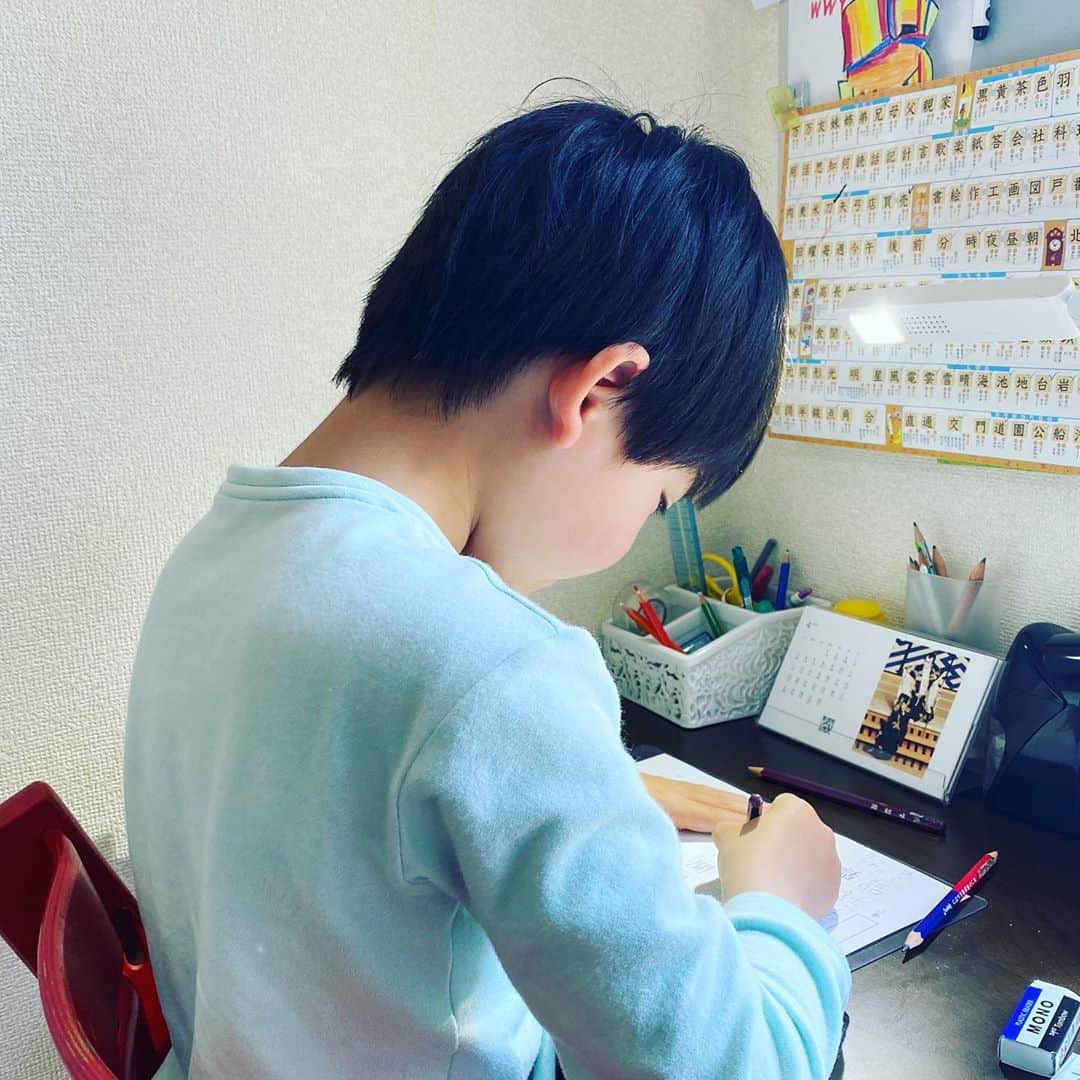 坂東亀三郎さんのインスタグラム写真 - (坂東亀三郎Instagram)「#おうち時間　#STAYHOME﻿ ﻿ ﻿ 新学期はいつ始まるのやら…﻿ 二年生になったのに、まだ一年生の気分﻿ ﻿ 学校から課題やら宿題やら﻿ それだけではまだ足りないと﻿ 計算ドリルとか音読やらとかを﻿ 文句言いながらもコツコツやってる﻿ (↑この文句言いながらってのがねー…。) ﻿ そりゃ、ストレスもMAXだよね﻿ 友達と遊びたいよね！﻿ 公園で遊びたいよね！﻿ ﻿ ストレスが、現金に換金出来たら﻿ もう億万長者だよね！﻿ ﻿ ﻿ 『僕はおうちで頑張っています！』﻿ ﻿ ﻿ って皆さんに見せて！って。﻿ ﻿ ﻿ だそうです。﻿ ﻿ ﻿ ﻿ 辛抱して、早く明るい未来を作ろう！﻿ ﻿ ﻿ ﻿ ﻿ #歌舞伎 #音羽屋 #歌舞伎役者﻿ #亀三郎 #坂東亀三郎 #六代目﻿ #彦三郎 #坂東彦三郎 #九代目﻿ #歌舞伎部 #otowayabando﻿ #親バカ部 #倅マン #えみふる﻿ #歌舞伎大好き #KABUKI﻿ コメントはお気軽に📝」4月25日 21時45分 - otowayabando