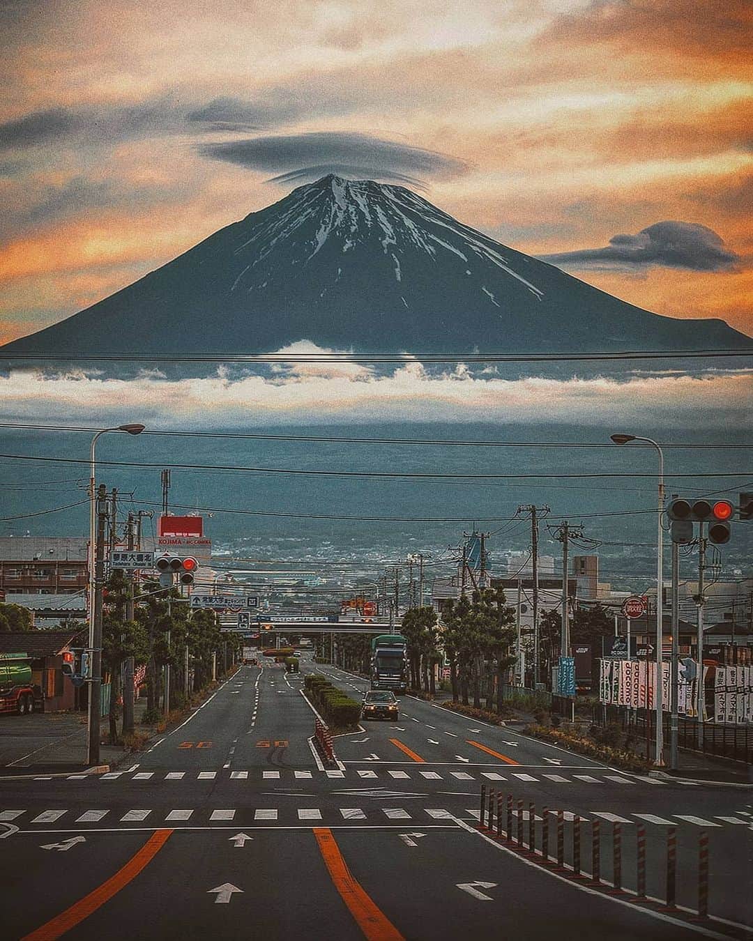Berlin Tokyoのインスタグラム：「With the sky burning bright at sunrise, Mt. Fuji exudes a fierce energy from within. . . . #hellofrom Shizuoka, #japan」