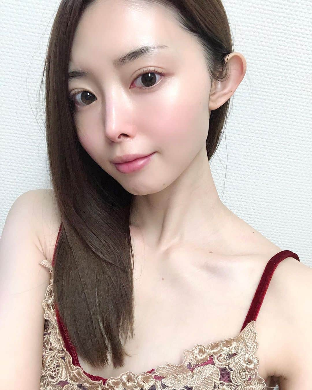 松田唯花さんのインスタグラム写真 - (松田唯花Instagram)「【おうち時間が増えた今こそ白肌ケアのチャンス！】 昨日はストーリーに落ち込んだことを書いてしまってすみません😭 特に何かあったわけではないんだけど……意味もなく落ち込む日でした💦 DMくれた方々ありがとうございました！　心があったまりました☀️「私もそういうときあります！」て共感してくれる声も。🥺 女性ホルモンの影響もあるし、感情がなかなか安定しなかったりするけど、上手に自分のご機嫌を自分でとっていけたらいいな〜って思ってます！　 その方法は試行錯誤、それぞれ見つけていきたいですね🍀 私の場合は、好きな人と一緒の時間を過ごしたり、おいしいものを食べたり、可愛いコスメを使ってメイクしたり、肌も気持ちも満たされるスキンケアやボディケアをしたり、かな。 昨日は、スキンケアをじっくり。肌の内側までちゃんと浸透するように優しくハンドプレスをしながら行いました✨ * * 使ったものは、『 #ドクターシーラボ 』のホワイト377VCシリーズ。 おうち時間が増えている今は白肌ケアになるチャンス！　 透明感を出せる化粧水、美容液、クリームのライン使いで、白く明るい肌になるスピードをはやめます✨ * * ブースターには『 #athletia 』のコアバランスオイル。 オイルだけどサラッとしているから、オイル苦手な人も使いやすいはず！　 植物のような香りにも癒される〜🌱 * * 『 #ルルルン 』のシートマスクは、『athletia』の直後に！　 シートマスクをしながら、ドライヤーで髪を乾かすのが日課！　 ドライヤーの風で顔が乾燥するのを防げるし、時短にもなる✨ シートマスクの後に、化粧水、美容液、クリームって感じです😉 今年はお花見全然できなかったから、さくらの香りのシートマスクでお花見気分😭🌸 * * そして！　リップケアもスキンケアの流れで行うのを忘れずに！ 『 #curel 』のリップバーム。寝る前に塗っておくと、朝の唇がなめらかに整うから好き💗 * * おうち時間が増えてフルメイクする機会が減ったので、これからスキンケア投稿が増えそうな予感です✨  #ゆいコス * #眉尻細くなりすぎた #失敗 😹 #なかなか生えてこない 😱 #drcilabo #cosmetics #skincare #lipcare #lip #lululun #377vc #キュレル #シートマスク #プチプラコスメ #美白コスメ #透明感 #スキンケア #おうち時間 #リップケアバーム #ホワイト377 ＃アスレティア　@drcilabo_official @curel_official_jp @lululun_jp @athletiabeauty」4月25日 21時46分 - yuika_matsuda.official