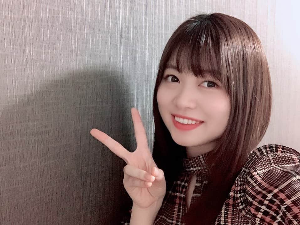 鈴木このみのインスタグラム：「4/25。 デビュー8周年を迎えました！！ 文字で書くと長く感じるけど、あっという間の8年間。 皆と駆け抜けた時間が全部濃厚だったからだと思います。  どんな時もファンの皆さんやスタッフの皆さんが支えてくれたから、今日も私らしく歌えています。 いつも本当にありがとう！  これからも想いを込めた歌を、ステージをお届け出来るよう頑張ります。 どうぞ、よろしくお願いします！！🎉 #鈴木このみ  #バナナケーキ焼いて #ひっそりお祝いしました🤤🍌」