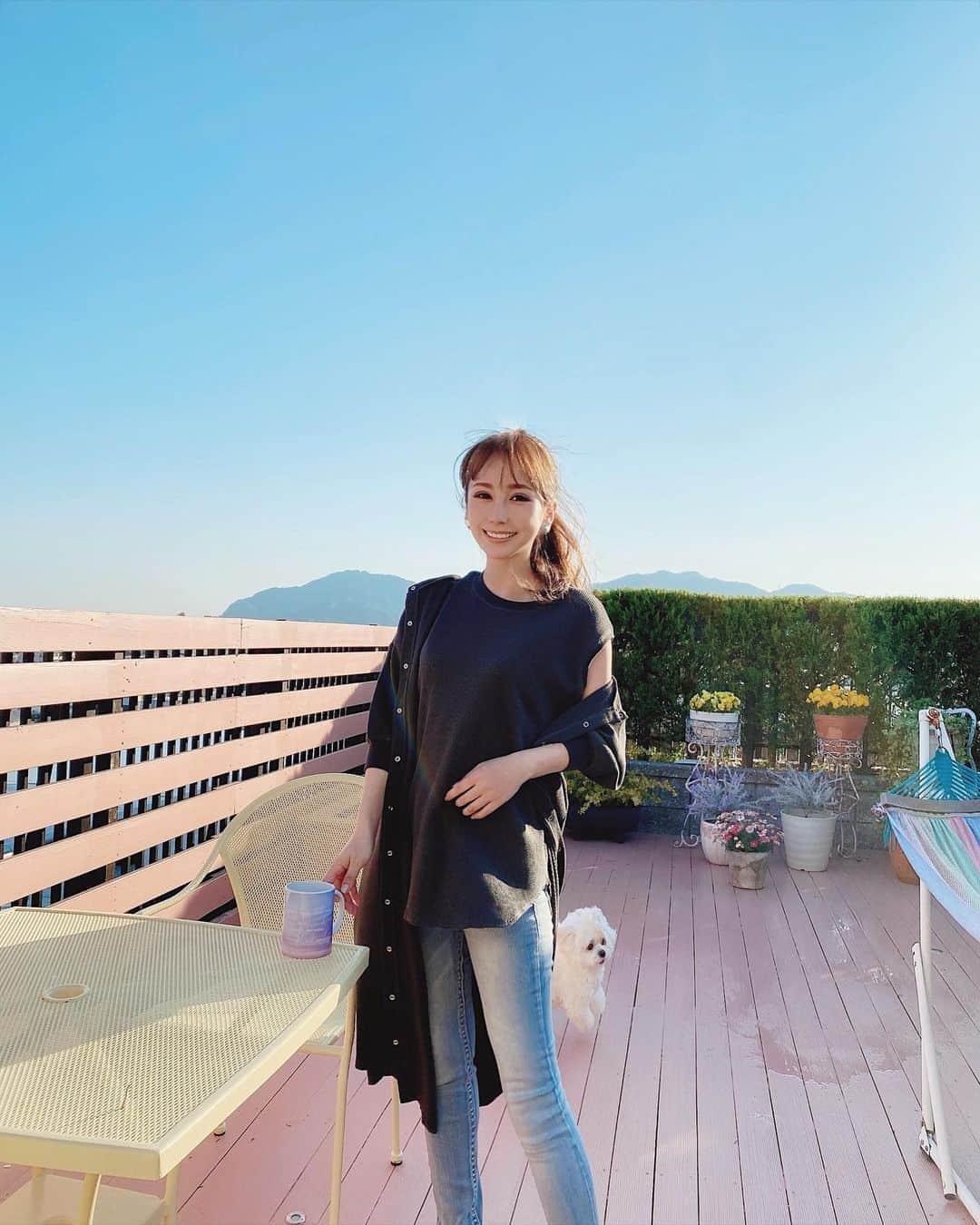 のインスタグラム：「Today's #おうち時間 ☺︎ ・ 趣味のガーデニングが1番 華やかで楽しい季節🌼🧑🏻‍🌾 ・ そろそろ薔薇のツボミも咲いてきて 気がつけば あっという間にもうすぐ５月ですね☺︎ ・ 1枚目の 走り回っている おもちくんが  浮いてるように見えて癒し🐶🤍 ・ メロンも隠れてるよ🐕🤍🤍🤍」