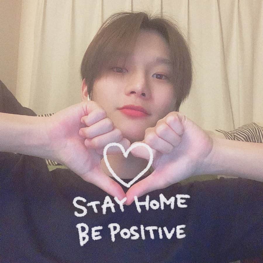 のインスタグラム：「요즘에 책말고 가사쓰고있지요😗  さいきんはほんじゃなくってかしをかいってますよ  #ハピオルリレー #EαRTH #ORβIT #おうち時間」