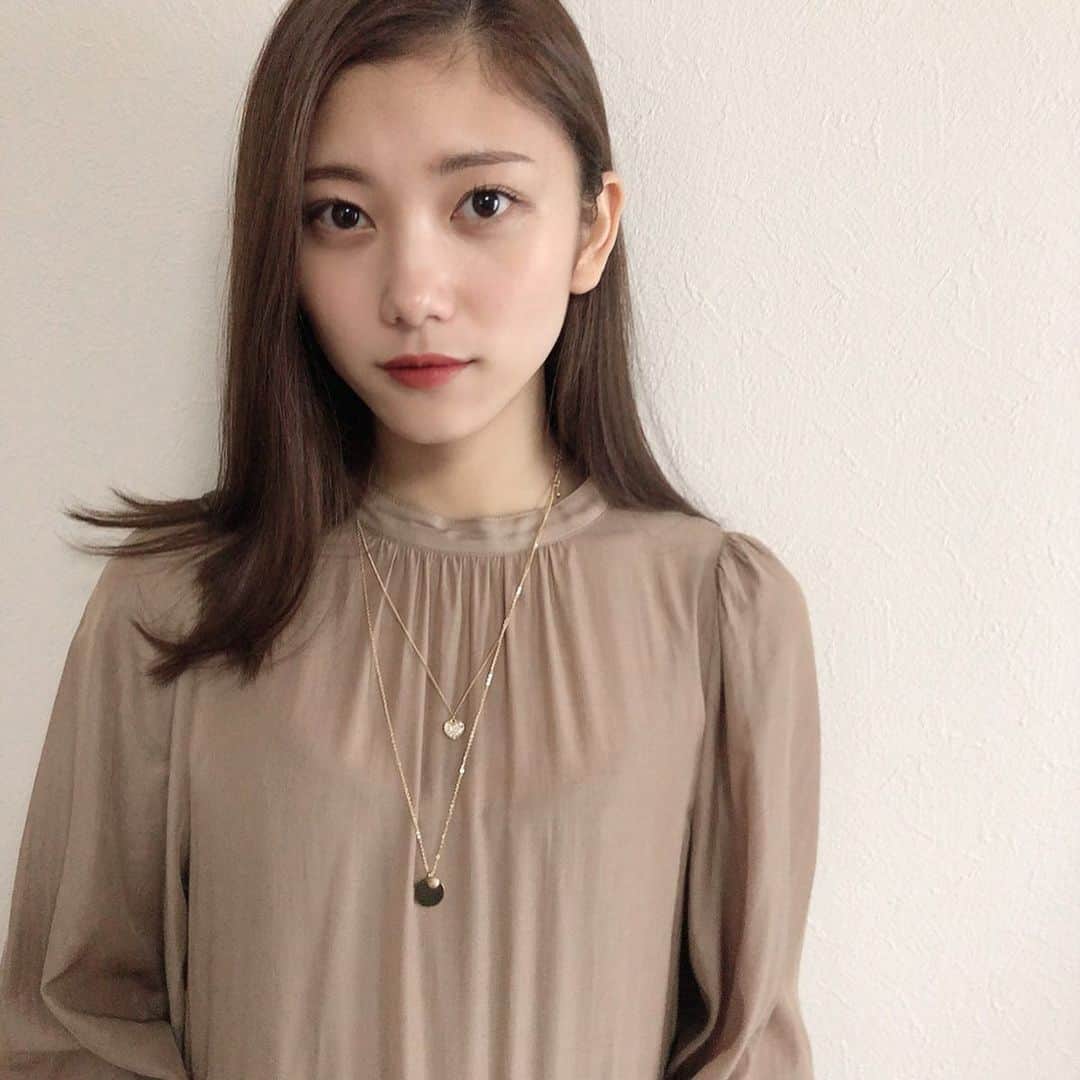のインスタグラム：「・ 高校を卒業して髪の毛を染めてから1ヶ月以上経ったけど、初めて写真載せます☺︎ ・ ・ みなさん何をしてお過ごしですか？ 私はメイク研究をしたり、お洋服の整理をしたり、いちご飴をつくったりしてます🍓 #stayhome」