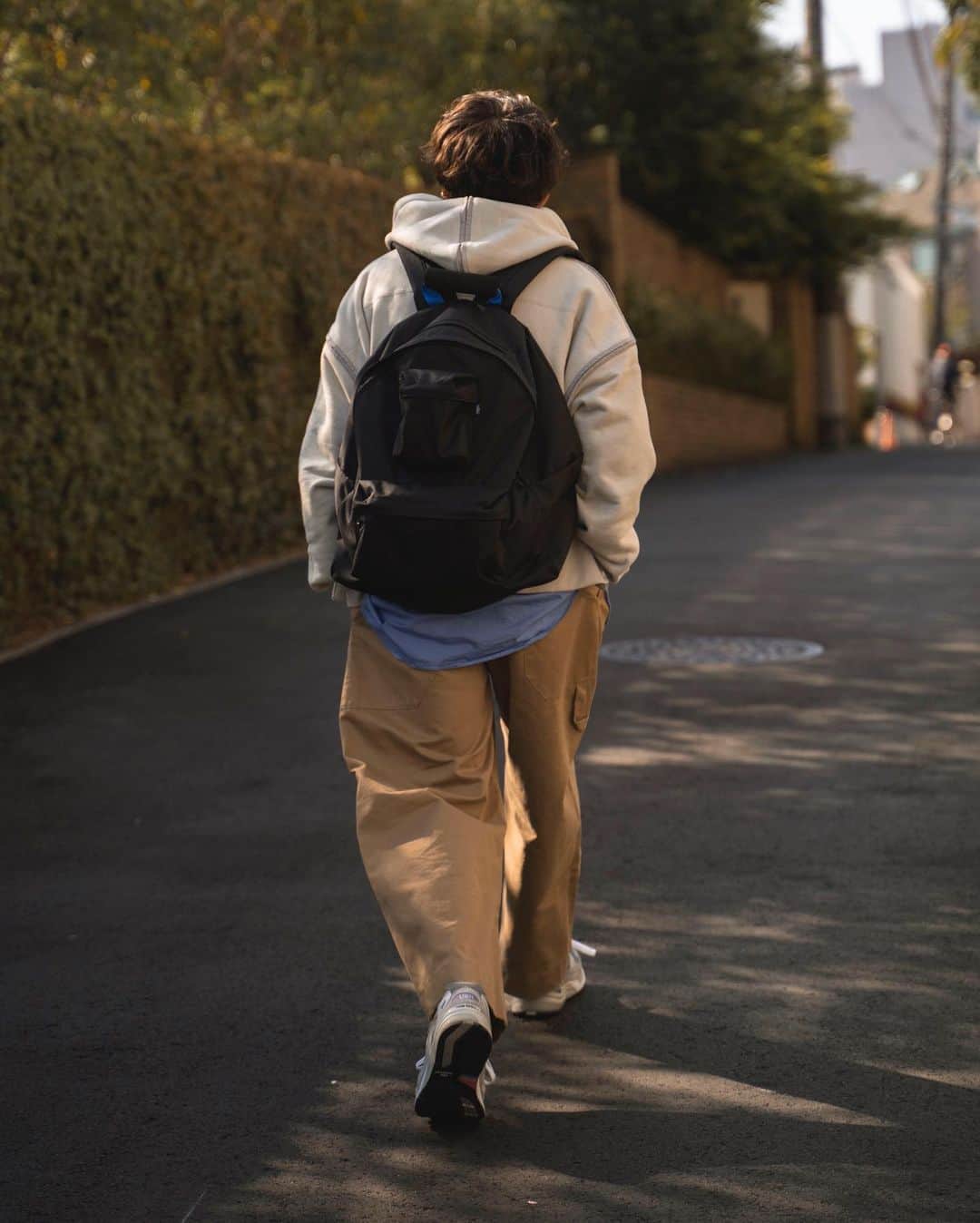 Ryoさんのインスタグラム写真 - (RyoInstagram)「ㅤㅤㅤㅤㅤㅤㅤㅤㅤㅤㅤㅤㅤ カジュアルスタイル🚶‍♂️ @tsukasamkudo のバッグパックは、ファッションとしても取り入れやすいオススメアイテムです！☺️ @yoke_tokyo フーディーは、レイヤード使いにすごく便利！☺️ ㅤㅤㅤㅤㅤㅤㅤㅤㅤㅤㅤㅤㅤ hoodie:#yoketokyo shirt:#graphpaper pants:#studionicholson shoes:#newbalance bag:#kudos」4月25日 22時07分 - ryo__takashima
