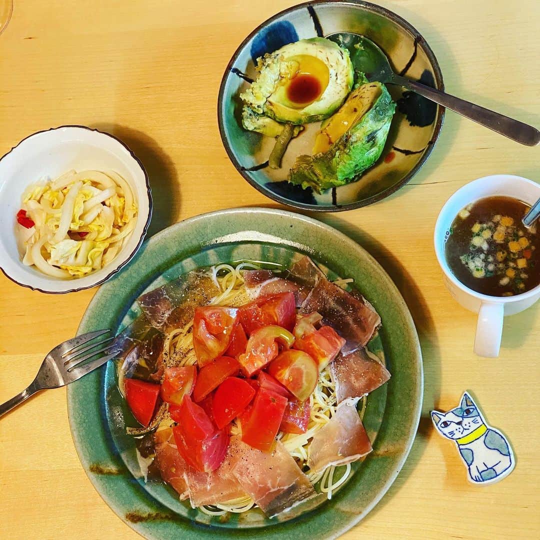 ただすけのインスタグラム：「手抜き晩飯来ましたよー。 平野レミさんもビックリ、１５分。 まあトマトとかは仕込み必要ですけど😅」
