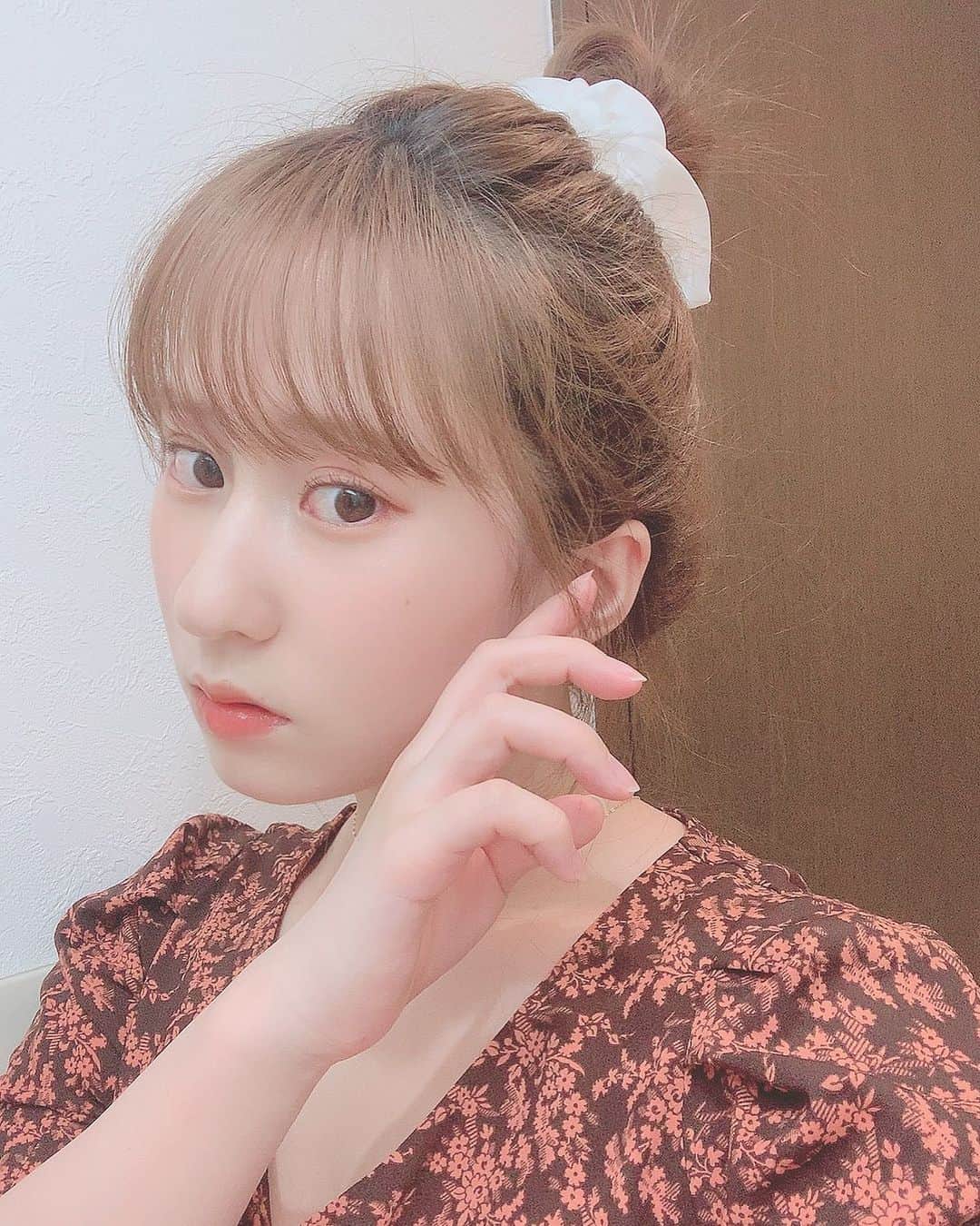 鏑木梨奈のインスタグラム：「. . 𝑂𝑟𝑎𝑛𝑔𝑒 𝑀𝑎𝑘𝑒🍊 . 髪の毛プリンすんごくて汚くてすみません笑 今のこのご時世は仕方ないよね！ . シュシュが使いたくてアップにしたの、 そしたら、すんごいわ…。引いてる。 . 仕方ない、仕方ない、って思ったけど さすがに誰とも会わないとはいえ 家にいてこれはテンション下がるので セルフカラーしようと思います…。 . セルフカラーとか高校生ぶりで楽しみ♡ . ちなみに美容院は1ヶ月半行けてないので 前髪は少しずつ少しずつ自分でカットしてます笑 失敗しないように少しずつ…笑 . 久々にメイクしてみたんだけど 新たに手に入れたアンプリチュードの 下地とファンデが神すぎた！！！ . 『私、元からの肌が綺麗なんです。』と言わんばかりの仕上がり。 . 下地は塗っただけでツヤがもう、すんごい！ 上品なツヤ感で塗り心地も美容液っぽいというか 保湿してくれてる！って感じ。 . リキッドファンデは薄づきなんだけど カバーもちゃんとしてくれて、だけど 薄づきだから厚塗り感が全くない。 私は手のひらに少量出して、指で広げて 水に濡らしたスポンジで手のひらの ファンデをとって肌にぽんぽんしながら付けてます。 . これ川口春奈ちゃんのYouTubeチャンネルで その塗り方してて、 それからこのやり方にしたんだけど めちゃくちゃいい！ 手が汚れるのが嫌だって人には向いてないけど。 . 兎に角、アンプリチュード最高！！ . リップもアンプリチュードで ベージュのグロスを全体に塗って 中心にオレンジグロスを重ねてジュワッと🍊 . シャドウもオレンジで囲って アイラインもオレンジブラウン。 . 写真だとチークしてるように見えるけど チークはレス。 . 👗 @snidel_official 🎀 @mayaka_icnh 💄 @amplitudebeauty . . #オレンジメイク  #アンプリチュード #アンプリチュードファンデーション  #チークレス #プリンがすんごい #シュシュが使いたかった」
