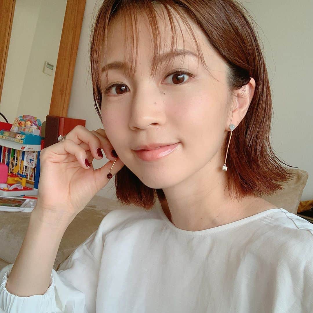 のインスタグラム：「久々にきちんとメイクしてみました。最近使ってるのはこの辺✨ 下地は、THREE、ファンデはRMK。 これを少量ずつ頬辺りに伸ばす程度。瞼、鼻にも少し。シミには重ねてぽんぽん。 . . . アイメイクもTHREEのパレットを使ってます。1番減ってるのをベースに、ブラウンや、たまに1番右のチークも瞼に重ねたり頬に塗ったり。 頬はMiMCの08番の練りチーク。 アイラインはアイプルーフ、下ラインはキラキラオレンジのフーミー✨ . . . 撮影で教わったのや、いただきもの、シンプルに10分くらいでメイク時間おしまい！ 赤ネイルも、茶色ネイルも、NAILSINCです❤️ . . . 年々薄塗り、シンプルになって来ています。スッピンもしょっちゅうだけど、やっぱりメイクするとシャキッと元気が出る気がします！ . . . #make #rmk #three #whoomee #mimc #selfmake #nailsinc @stylings_official」