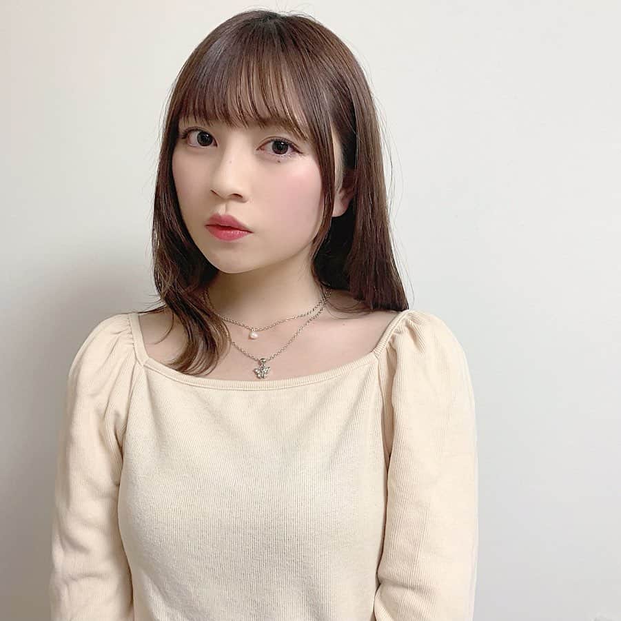 廣川奈々聖のインスタグラム：「. 最近、蝶モチーフのアクセサリーを集めてるわたしです🐰🦋﻿ ﻿ カラコンしてないのに目に光がなくて泣いてる…; ; 笑﻿ ﻿ ﻿ ﻿ ﻿ #バタフライアクセサリー#ネックレス﻿ ﻿」