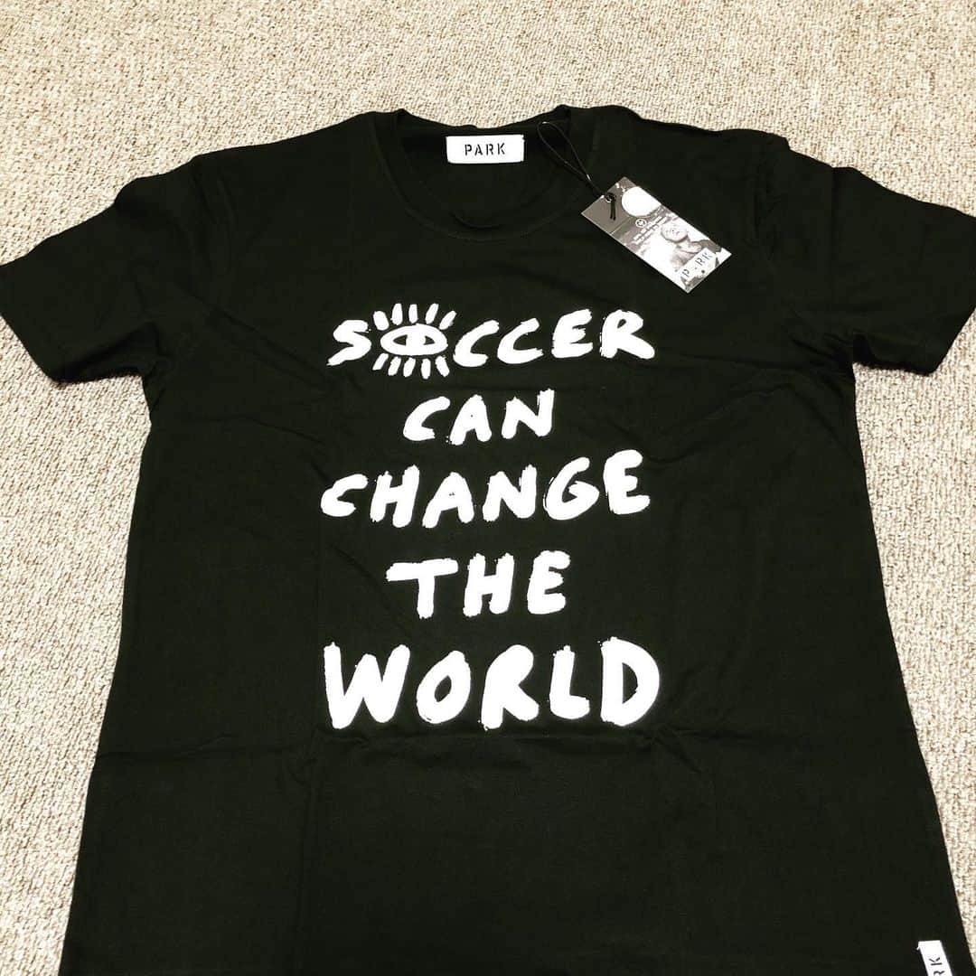 橋本晃司さんのインスタグラム写真 - (橋本晃司Instagram)「「SOCCER CAN CHANGE THE WORLD 」 〜サッカーは世界を変える〜  利益を社会貢献に還元して活動してるPARKに賛同します！  大変な日々が続きますがまたサッカーを通して明るい日々が戻るように今は各々出来ることをしましょう！  @park_ssc  @park_ssc_japan  #park #parkssc #Pass-A-Ball Project  #きっかけは #スティーブ・ジョブズ #現場からは以上です🙏」4月25日 22時20分 - kojihashimoto0422