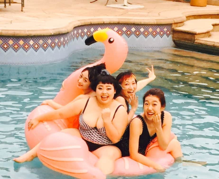 小川暖奈のインスタグラム：「直美さんのYouTubeチャンネル、楽しかった〜！！！ありがとうございました！！ 涙出るほど笑いました😭 あー！早く会いたいですー！！！ #NAOMICLUB #ななはしチャンネル 5年前にみんなで行ったナイトプールで、直美さんが何度もバランス崩して、ひっくり返って、、を繰り返して、最後は遊び疲れて静かにジャグジーに浸かってた時の写真載せておきます👯‍♀️👯‍♀️」