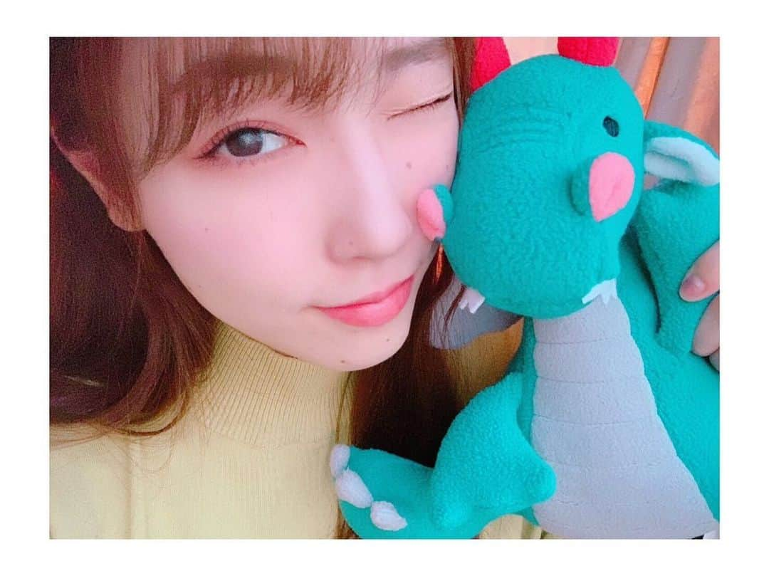 譜久村聖さんのインスタグラム写真 - (譜久村聖Instagram)「•*¨*•.¸¸♬︎ ' 先日4/23 はドラゴンの日🐉 今日4/25 は世界ペンギンの日🐧  どちらも家の子を紹介出来た🎀  こんな日にオススメの楽曲は  キミはともだち／平井堅 ペンペン兄弟／新ミニモニ。  聖の大好きな曲です ぜひ🥰  #ドラゴンの日 #世界ペンギンの日 #オススメ曲  #平井堅 さん #このMV大好き  #新ミニモニ。 #リンリン さん #福田花音 さん #竹内朱莉 ちゃん #宮本佳林 ちゃん  #morningmusume20 #モーニング娘20 #譜久村聖 #ぬいぐるみ #おうち時間」4月25日 22時23分 - mizuki_fukumura.official