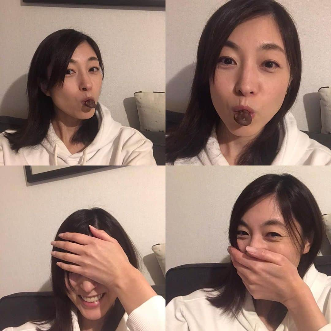 青山倫子さんのインスタグラム写真 - (青山倫子Instagram)「どんなことでも楽しむことが大切だ。 楽しく食べて愉快にね。 おうち時間、 こんな楽しみ方はいかがですか？ 途中で恥ずかしくなるのをグッと堪えるのは、 かなり難しい。  #青山倫子 #大好物 #ピーナッツチョコ #何をするにも楽しむ心が大切 #おうち時間 #うちで過ごそう #enjoyhome #stayhome #withme」4月25日 22時23分 - noriko_aoyama1229