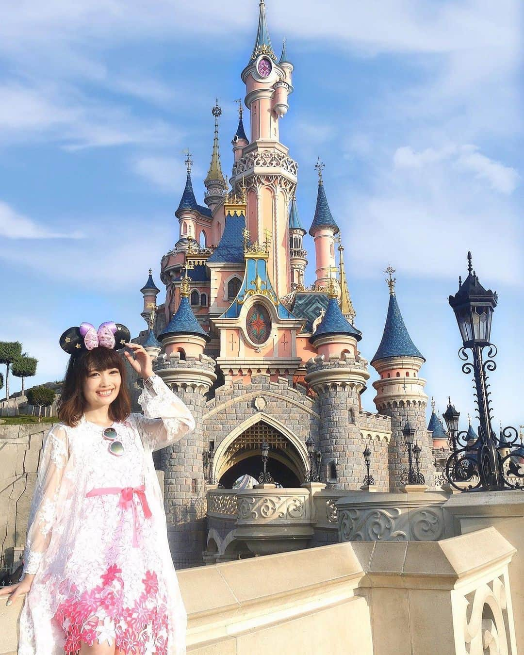 浅井麻里さんのインスタグラム写真 - (浅井麻里Instagram)「🇫🇷🏰﻿ ﻿ この前、海外ディズニー(香港や上海やパリ)の写真﻿ 当時タイミング逃して﻿ まだアップしてないのわりとある！﻿ って書いたら、﻿ 見たい！って反響もらえて嬉しい❤️☺️﻿ ﻿ ディズニーに限らず旅行写真も見たい！って﻿ 意見ももらったから、これを機に﻿ また思い出写真アップしてくー！🙋‍♀️💕﻿ ﻿ おうち時間長くて大変な中、﻿ ちょっとでも一緒に旅してる気分に﻿ なってもらえたらいいな🎵(∩´∀`∩)﻿ ﻿ ﻿ 今回のは、パリのディズニーランド✨﻿ パリは眠れる森の美女のお城なの🏰﻿ お城の中も眠れる森の美女のステンドグラスとか、﻿ 物語のシーンの壁画とか像とか﻿ 素敵だったからそれもまた投稿するね❤️﻿ ﻿ ﻿ #フランス#ヨーロッパ#フランス旅行#ディズニーランド#パリ#パリディズニー#眠れる森の美女の城#ディズニーリゾート#Paris#disneylandparis#ヨーロッパmari」4月25日 22時24分 - mari_asai_625