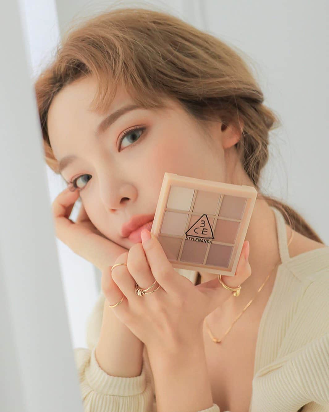 3CE Official Instagramさんのインスタグラム写真 - (3CE Official InstagramInstagram)「3CE MULTI EYE COLOR PALETTE #DEAR_NUDE Daily nine shades combination🙆🏻‍♀️ #3CE #3CEMULTIEYECOLORPALETTE」4月25日 22時36分 - 3ce_official