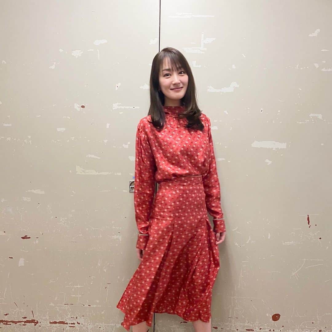 高梨臨さんのインスタグラム写真 - (高梨臨Instagram)「本日放送の、NHK「突撃！カネオくん」に出演していました。 告知できず、すみません。 いちごのお話でした🍓 衣装は @fendi」4月25日 22時31分 - rintakanashi_official