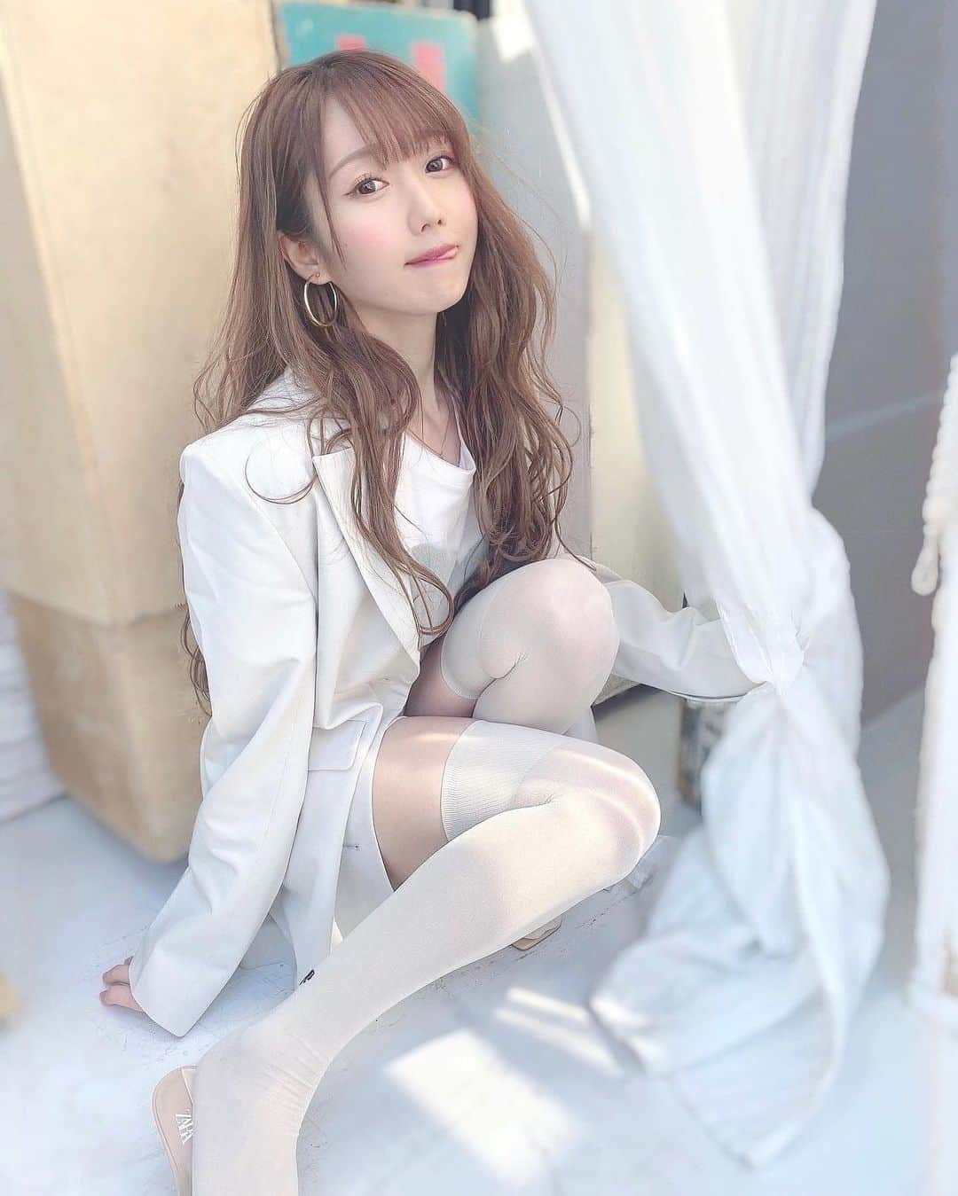 大谷映美里さんのインスタグラム写真 - (大谷映美里Instagram)「🥛 ㅤㅤㅤㅤㅤㅤㅤㅤㅤㅤㅤㅤㅤ みりにゃのしふく🐮🤍 ㅤㅤㅤㅤㅤㅤㅤㅤㅤㅤㅤㅤㅤ ジャケット、ショーパン、ニーハイ #meltthelady  Tシャツ、クリアサンダル #zara イヤリング #GRL です♡ ㅤㅤㅤㅤㅤㅤㅤㅤㅤㅤㅤㅤㅤ ニーハイ履くと戦闘力が上がる気がするね。。！ ㅤㅤㅤㅤㅤㅤㅤㅤㅤㅤㅤㅤㅤ」4月25日 22時31分 - otani_emiri