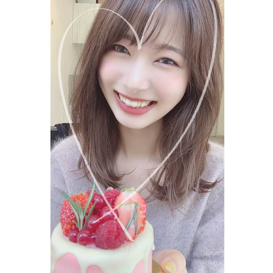 海老原優香さんのインスタグラム写真 - (海老原優香Instagram)「🍓﻿ ﻿ ﻿ 久々にインスタのアイコンを﻿ 変えてみました💛 ﻿ 夜中食べたケーキのおかげでお腹が重いです笑🤤 #🎂#🍓」4月25日 13時42分 - ebioffi