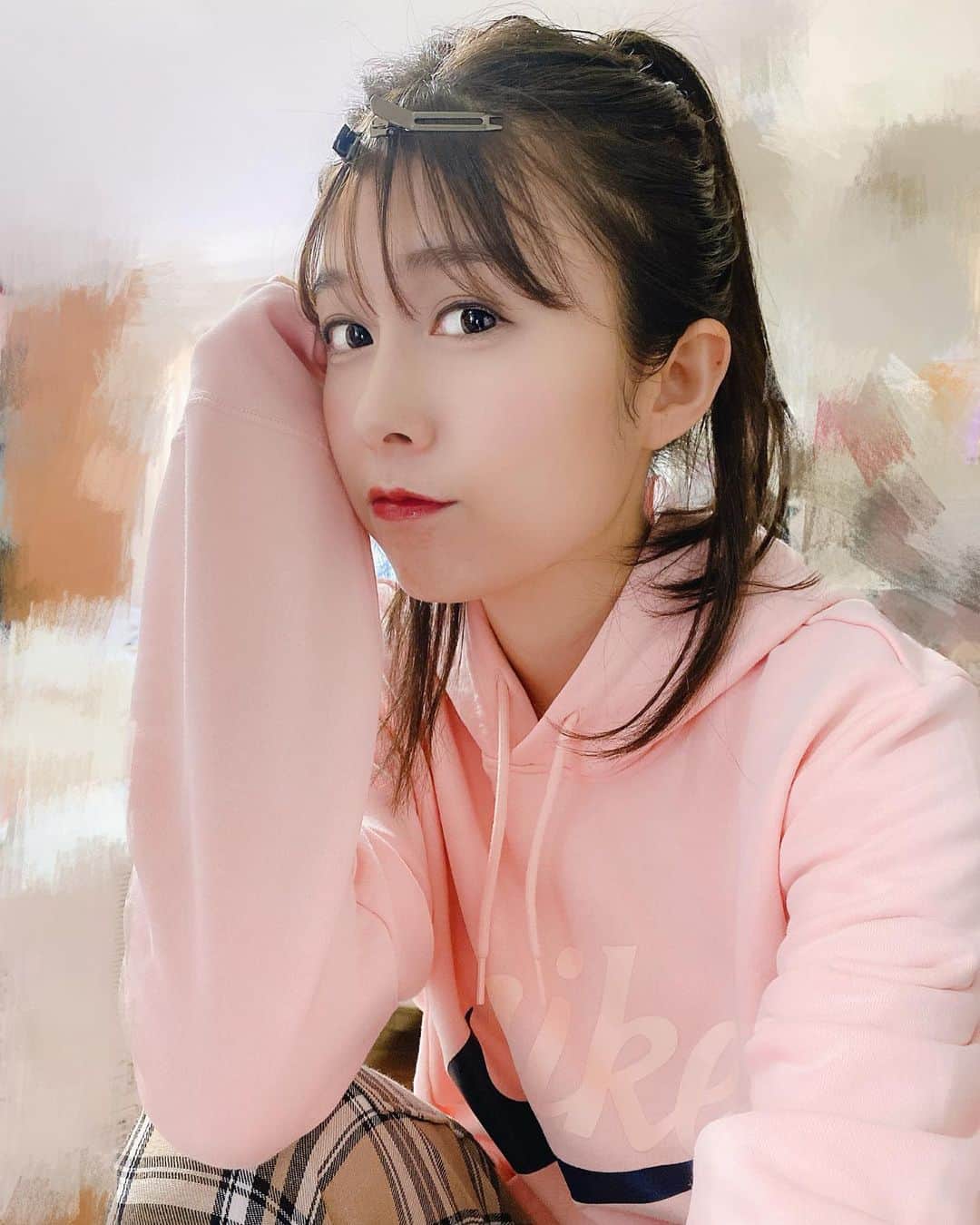 麻衣愛さんのインスタグラム写真 - (麻衣愛Instagram)「濡れたままヘアアイロンかけたのか、前髪チリチリになってるの☺️🖤ピンで押さえても言うこと聞いてくれない🤣💦 . 解決する方法知ってたら教えて下さい🙇‍♀️笑笑  #前髪 #焦げた #焼けた #hairset #hairstyle #hairstyling」4月25日 13時37分 - maiaiii_0814