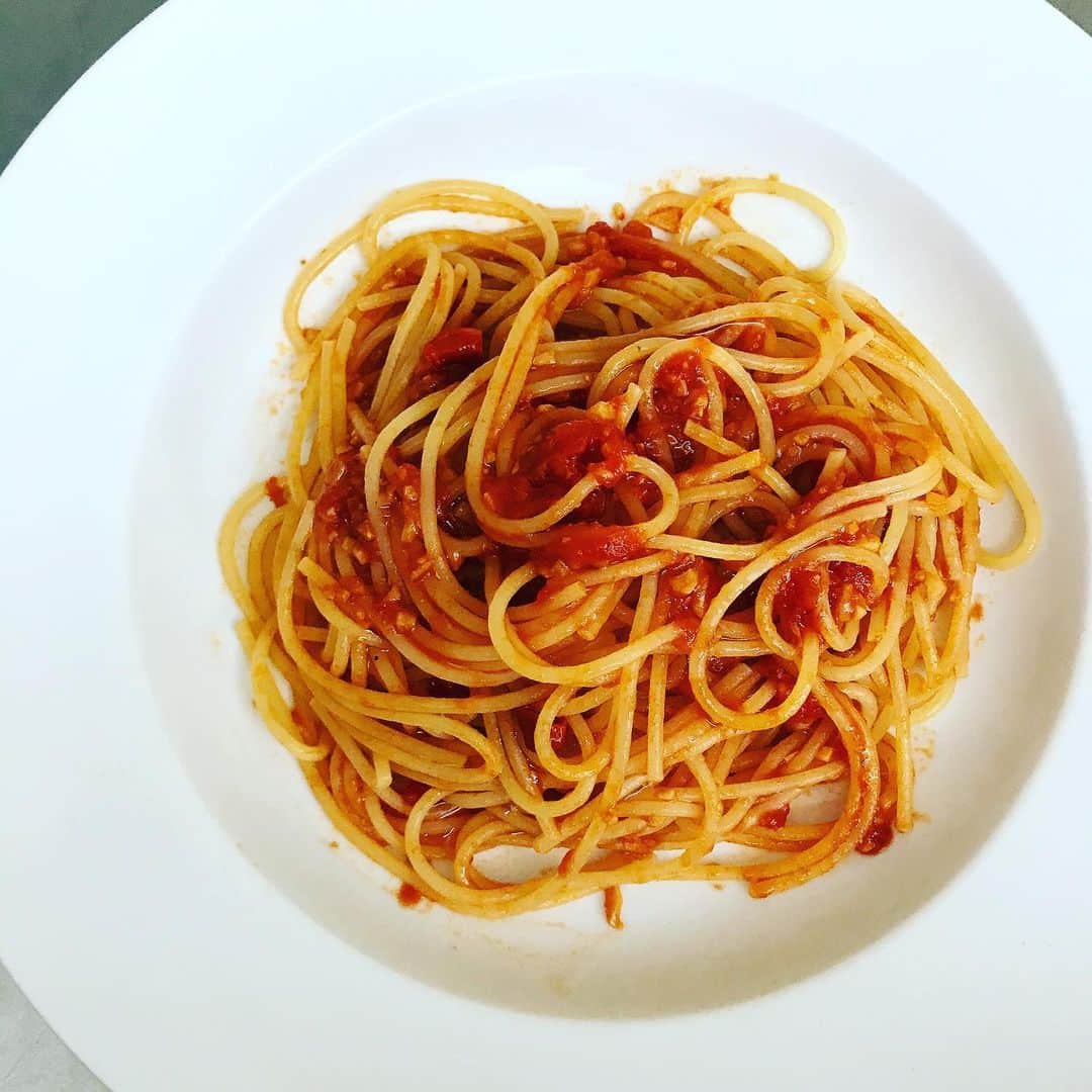 桜井誠のインスタグラム：「今日のランチ🍝 参宮橋regaloの小倉さん @regalo_ristorante_sangubashi  @regalo_sangubashi  がYouTubeでプロ養成講座を開始されたので笑　早速入門させてもらいました。 今回はアラビアータを作ったんですが、ソースの管理の仕方や、火の扱い方など、プロの技が惜しげもなく披露されていて、とても勉強になりました。もちろん出来上がったパスタは絶品！ これは必見です！ YouTubeで、regalo oguraと検索してみて下さい🎥 #regalo #pasta #arabiata #桜井食堂 #アラビアータ #参宮橋」