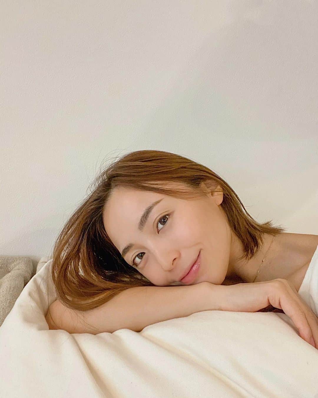 のインスタグラム：「お風呂上がりすぐに化粧水をつけないと乾燥してしまってたけど、エリクシールのモイストイン クレンズを使うと潤い肌が継続してくれるので 少し時間を置いてからの、スキンケアでも大丈夫になりました🧡  しかもクレンジング成分も入っていて、これ一つで落とせるからW洗顔不要になって嬉しい！！ 子供がいるからこそ、お風呂上がりの乾燥を気にしなくても良くなったのはすごくありがたい🥺  #資生堂 #エリクシール #つや玉 #お風呂上がり乾燥を防ぐ洗顔 #pr」