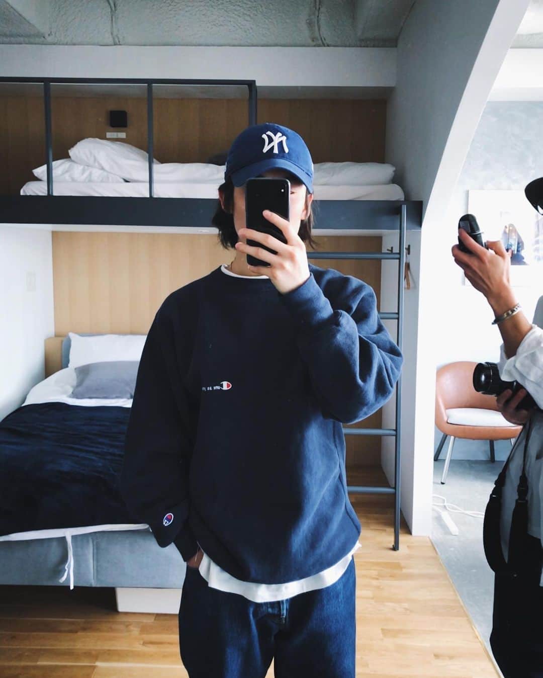 yukiのインスタグラム：「青 伸びきった髪をギュッとキャップで押さえつける」