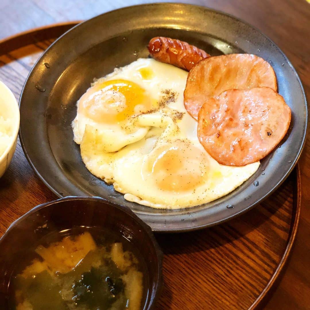 川島カヨのインスタグラム：「ハムエッグはソース派です。﻿ ﻿ ﻿ #きょうのごはん﻿ #適当ごはん﻿ #おうちごはん﻿ #おうちごはんlover﻿ #ゆるめし﻿ #japaneasefood﻿ #クッキングラム﻿ #ひとりごはん﻿ #break fast﻿ #朝ごはん﻿ #ハムエッグ﻿ #おうちで過ごそう﻿ #おうち時間﻿ #stayhome」