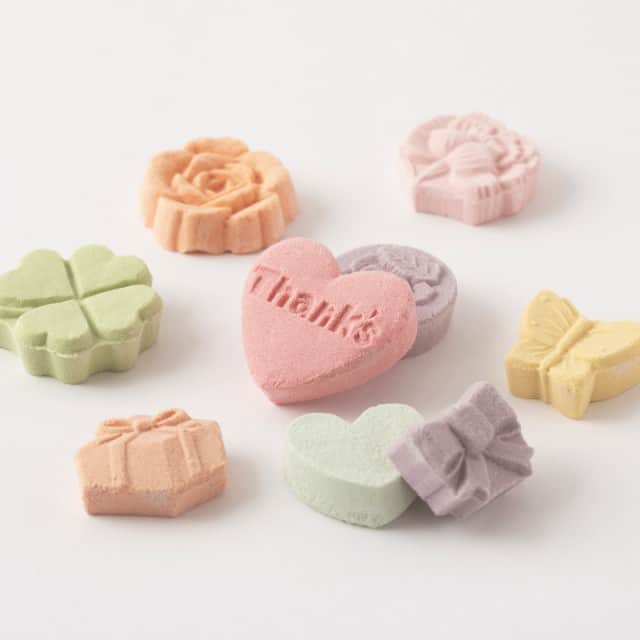 キナリノさんのインスタグラム写真 - (キナリノInstagram)「. 母の日は「花のお菓子」を贈ろう！手作りスイーツレシピ＆お取り寄せ . もうすぐ母の日。今年は華やかで美味しい「花のお菓子」をプレゼントしてみませんか？そこで今回は、手作りレシピとネットで注文できるお取り寄せスイーツをご紹介します♪ 画像は、中川政七商店（@nakagawamasa7）さんより。 . https://kinarino.jp/cat6/39372 . ▶︎こちらの記事はキナリノアプリのトップページで掲載中です。 ▶︎ダウンロードはプロフィールリンクから(@kinarino_official) . #プレゼント #ギフト #贈り物 #プチギフト #母の日 #お菓子 #干菓子 #gift #mothersday #mothersdaygift #happymothersday  #丁寧な暮らし #暮らし #キナリノ」4月25日 14時00分 - kinarino_official