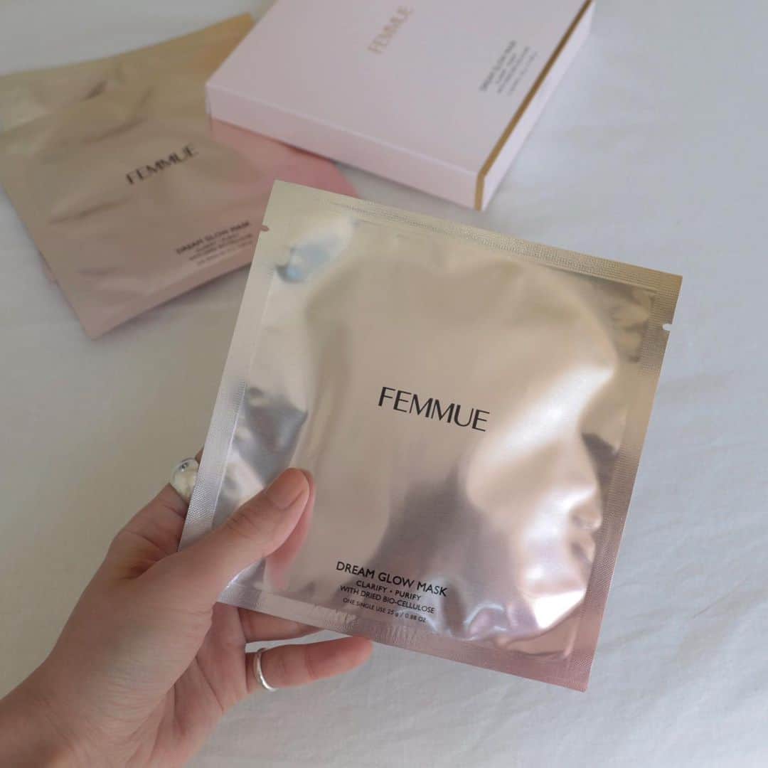 のインスタグラム：「. . FEMMUEってパッケージからして 女心を揺さぶられるよね🌹 . . 発売を楽しみにしていたファミュ(@femmue_japan )のシートマスク 今回は保湿、毛穴ケア、肌引き締め、ブースターが一度にできるスペシャルなマスク！ 年齢的にも頬の毛穴が気になっていたので嬉しい🥺 . . 不要な角質や毛穴汚れを吸着し 毛穴を引き締めなめらかなお肌に。 ファーストステップとして使うと その後の化粧水や美容液の馴染みをよくしてくれるそうです♩ . . ファミュのスキンケアアイテムは即効性が高いので使うのが楽しみ♡ 今晩はぷるぷるのシートマスクで癒されよう🌙 . . . . #femmue #ファミュ #ドリームグロウマスク #ドリームグロウマスクcp #makeupkitchen #cosmekitchen #シートマスク #skincare #kuronecosme」