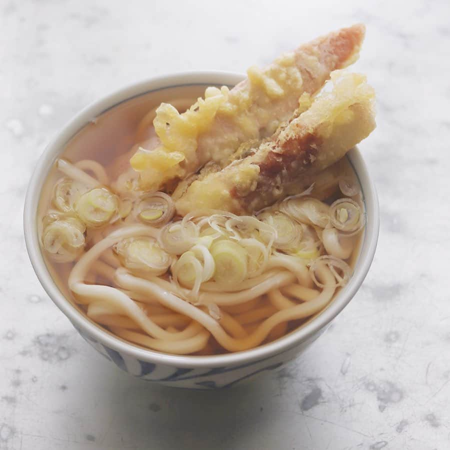 樋口正樹さんのインスタグラム写真 - (樋口正樹Instagram)「Udon . 遅めのお昼にうどん。 シマダヤのうどんに たっぷりめの出汁で、 魚肉ソーセージ天と ちくわ天トッピング。 . ちくわ＝ストローで、 熱々のうどんの汁を 飲む道具！だったり？ ぜったい火傷します。 危ないから良い子は マネしないようにー。 . . . #うどん #昼うどん #ちくわ #ちくわ天 #魚ニソ #魚肉ソーセージ天 #シマダヤ #饂飩 #Udon #udonnoodles #tempuraudon #japanesenoodles #樋口さんちで麺類」4月25日 14時08分 - higuccini