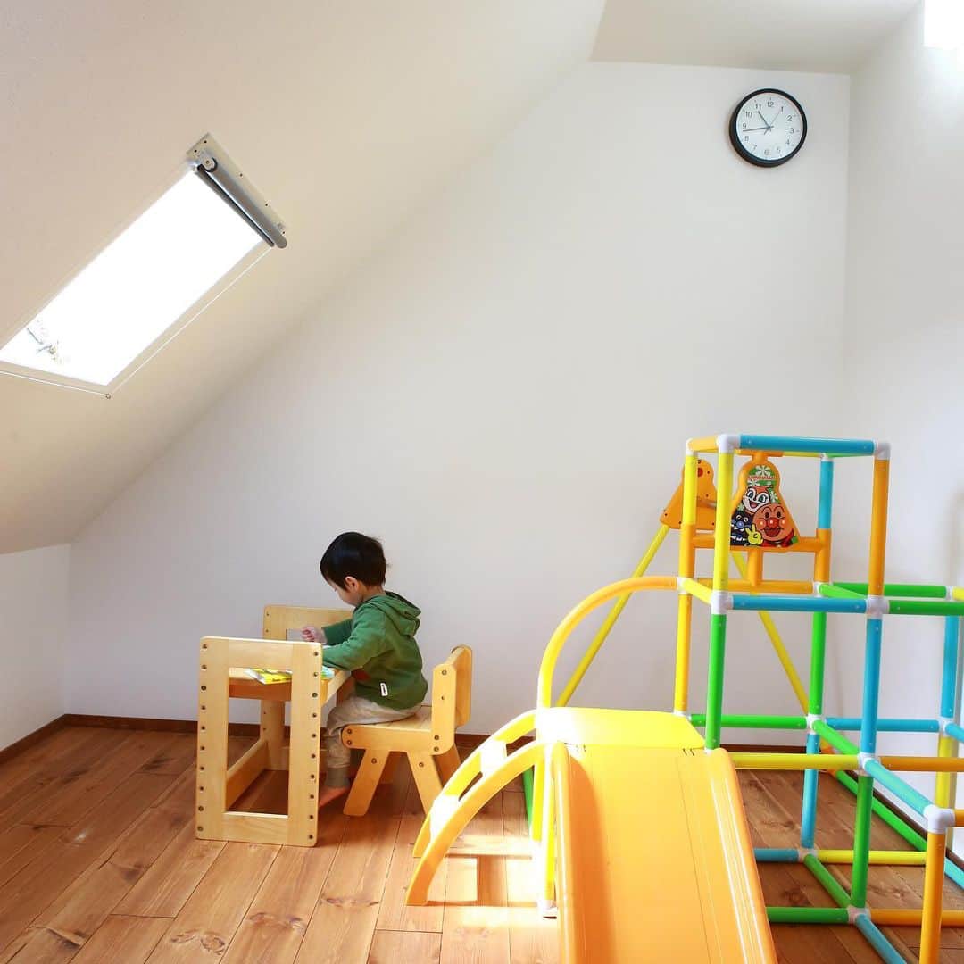 homelife 夢を叶える暮らし方のインスタグラム：「【屋根裏部屋】 . . 屋根裏を有効活用！子供の遊ぶスペースにはピッタリですね♪♪ . . こちらのお家はアーキホームライフのお施主様邸の施工写真です。 その他の施工写真は、 @homelife_gallery のURLからご覧いただけます。 . .  #屋根裏部屋 #屋根裏 #ひと工夫 #子供と遊ぶ #子供部屋 #子供と過ごそう #おうちで過ごそう #空間 #有効活用 #木のあたたかみ  #マイホーム計画 #ローコスト住宅 #マイホーム #夢のマイホーム #間取り #シンプルな暮らし #暮らしを楽しむ #注文住宅 #自由設計 #デザイン住宅 #myhome #family #house #home #homelife_京都 #homelife_大阪 #homelife_兵庫 #ホームライフ #ホームライフ100 #アーキホームライフ」
