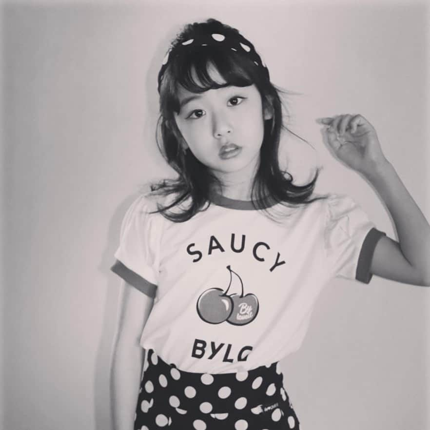 byLOVEiTさんのインスタグラム写真 - (byLOVEiTInstagram)「#おうちでバイラビ  バイラビインスタガール 🍒リコちゃんはおうちでクリームソーダ💕 チェリーTシャツとぴったりで映え💖 2枚目のモノクロフォトもかわいい💕  #repost @rikori8707 via @PhotoAroundApp  クリームソーダ 投稿で着てた大人気の @byloveit_official  チェリーTシャツ みんなの着画みて やっぱり可愛くて 買っちゃった❤️ りこはドットと 合わせてレトロガール風❤️ フィルター付けて 遊んでみたよ❤️ #レトロガール#レトロガール風#ドット#今日のコーデ#バイラビット#バイラビ#ラビ子#バイラビインスタガール #バイラビコーデ#かわいい#コーデ#おしゃれ#byloveit#りこ#ナルミヤインターナショナル#おしゃれ好き #おしゃれ#キッズファッション  #repost @rikori8707 via @PhotoAroundApp  今日のおやつは クリームソーダだよ♡ 今日はめっちゃ 勉強したよ！！！今は @kyousuki_official  みて @moeka__ukawa ちゃん 応援してる♡  #クリームソーダ #おうちで映え#おやつ #簡単おやつ#おうち時間 #チェリー#さくらんぼ #赤#赤好き#楽しむ #ステイホーム」4月25日 14時01分 - byloveit_official