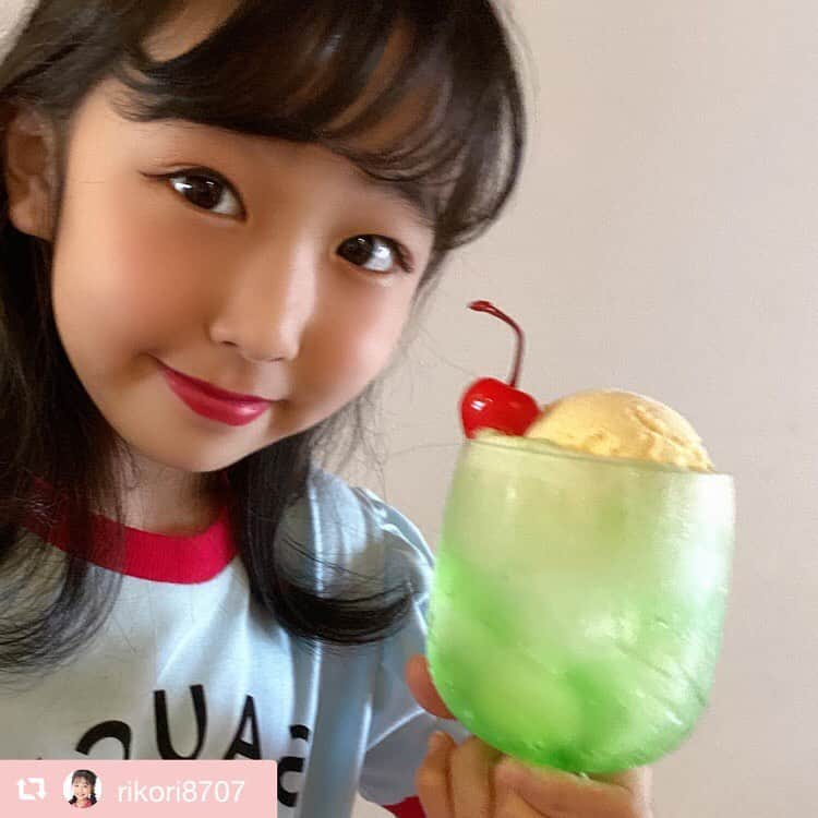 byLOVEiTさんのインスタグラム写真 - (byLOVEiTInstagram)「#おうちでバイラビ  バイラビインスタガール 🍒リコちゃんはおうちでクリームソーダ💕 チェリーTシャツとぴったりで映え💖 2枚目のモノクロフォトもかわいい💕  #repost @rikori8707 via @PhotoAroundApp  クリームソーダ 投稿で着てた大人気の @byloveit_official  チェリーTシャツ みんなの着画みて やっぱり可愛くて 買っちゃった❤️ りこはドットと 合わせてレトロガール風❤️ フィルター付けて 遊んでみたよ❤️ #レトロガール#レトロガール風#ドット#今日のコーデ#バイラビット#バイラビ#ラビ子#バイラビインスタガール #バイラビコーデ#かわいい#コーデ#おしゃれ#byloveit#りこ#ナルミヤインターナショナル#おしゃれ好き #おしゃれ#キッズファッション  #repost @rikori8707 via @PhotoAroundApp  今日のおやつは クリームソーダだよ♡ 今日はめっちゃ 勉強したよ！！！今は @kyousuki_official  みて @moeka__ukawa ちゃん 応援してる♡  #クリームソーダ #おうちで映え#おやつ #簡単おやつ#おうち時間 #チェリー#さくらんぼ #赤#赤好き#楽しむ #ステイホーム」4月25日 14時01分 - byloveit_official