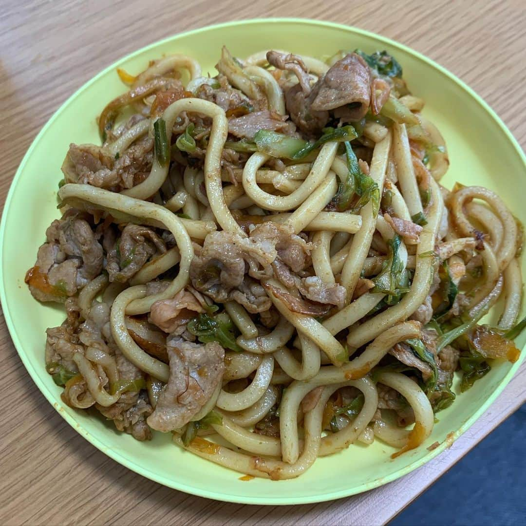 酒井大祐のインスタグラム：「#コロナに負けるな  #頑張ろう日本 #男飯② #焼うどん #具材 #豚肉 #キャベツ #ピーマン #カツオぶし #昼飯企画 #父親が料理 #昼飯担当 #午前から #2時間 #子供らと勉強 #volleyball  #skills  #サカイダグラム  #酒井大祐  #隠し味は #麺つゆ  #バレーボール #suntorysunbirds  #サントリーサンバーズ  #大阪商業大学  #大阪商業大学バレーボール部」