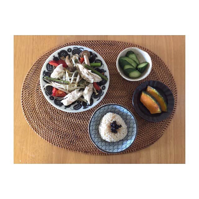 みのり(26)＠東京 ダイエットのインスタグラム：「お昼ごはん . . ささみとニンニクの芽の野菜炒め かぼちゃ きゅうりの浅漬け 玄米おにぎり(海苔) . . 牛すじカレーをファミリーな量を作ってしまったから ここ数日、カレーで写真があげられなかった🥺笑 . . 昨日はなりさんのliveで ( @narinari0605 ) お尻のトレーニング😳 . . 久しぶりにお尻やったら、筋肉痛だ🥺 胸トレでやるプッシュアップの筋肉痛もとれないし。 . . おうちトレーニングなめちゃダメだね😂 なりさんのアカウントのLiveから参加してみてね❤️ . #stayhome #今日は廃人 . . ◉ライザップ公認の紹介アンバサダーです。 〜紹介特典で、お安く入会できます〜 . ▶︎全国どの店舗でもOK ▷２週間のトライアルコースもあります(^_^)/ ▶︎カウンセリング予約前にご連絡ください . ◎入会やカウンセリングをお考えの方、 ご質問なども、DM✉️ください。 . ★トレーニング見学もできます★ . 📺RIZAP TVCM出演 🏅RIZAP BMG ファイナリスト2017.2018 . #rizap #ライザップ . #ダイエット #diet #ダイエット日記 #レコーディングダイエット #instadiet #ダイエット仲間募集 #ダイエッター #公開ダイエット  #昼ごはん #昼御飯 #lunch #昼ご飯 #昼食  #おうちごはん #糖質制限 #healthyfood #healthylifestyle #fitmeal #玄米#oneplate #cleanmeals #lowglycemicload」