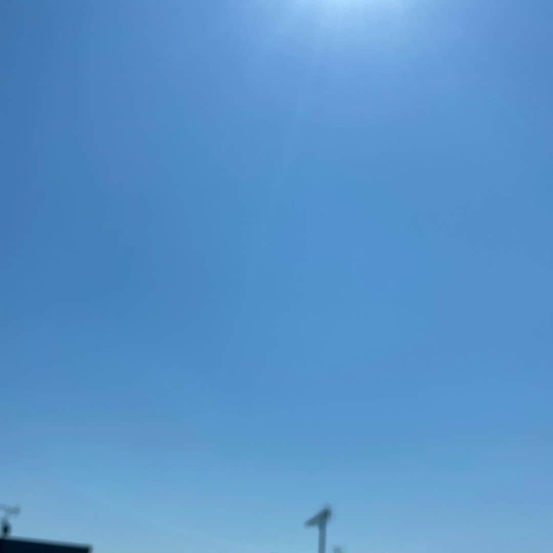 JILLさんのインスタグラム写真 - (JILLInstagram)「今日も元気だ。 ベランダラン。 空が青いし太陽燦燦☀️ ひとりなので密もない。 40分音楽を聴きながら 軽いダンベル振り振りラン。 あ〜スッキリしたぁ。 そんでもってラン後はセルフブリーチちう。  さぁ、明日は名古屋ライブ延期のフォロー、PERSONZ_見えるラジオです。  メッセージ、すでにたくさん頂いております。おっ、送らにゃ❗️という方はまだ間に合います。  PERSONZオフィシャルサイトのcontactからメールフォームで送ってくださいね💕  #PERSONZ見えるラジオ　#YouTube PERSONZチャンネル #thebesttour #personznet #personz  #jillpersonz @jillpersonz #ベランダラン」4月25日 14時23分 - jillpersonz