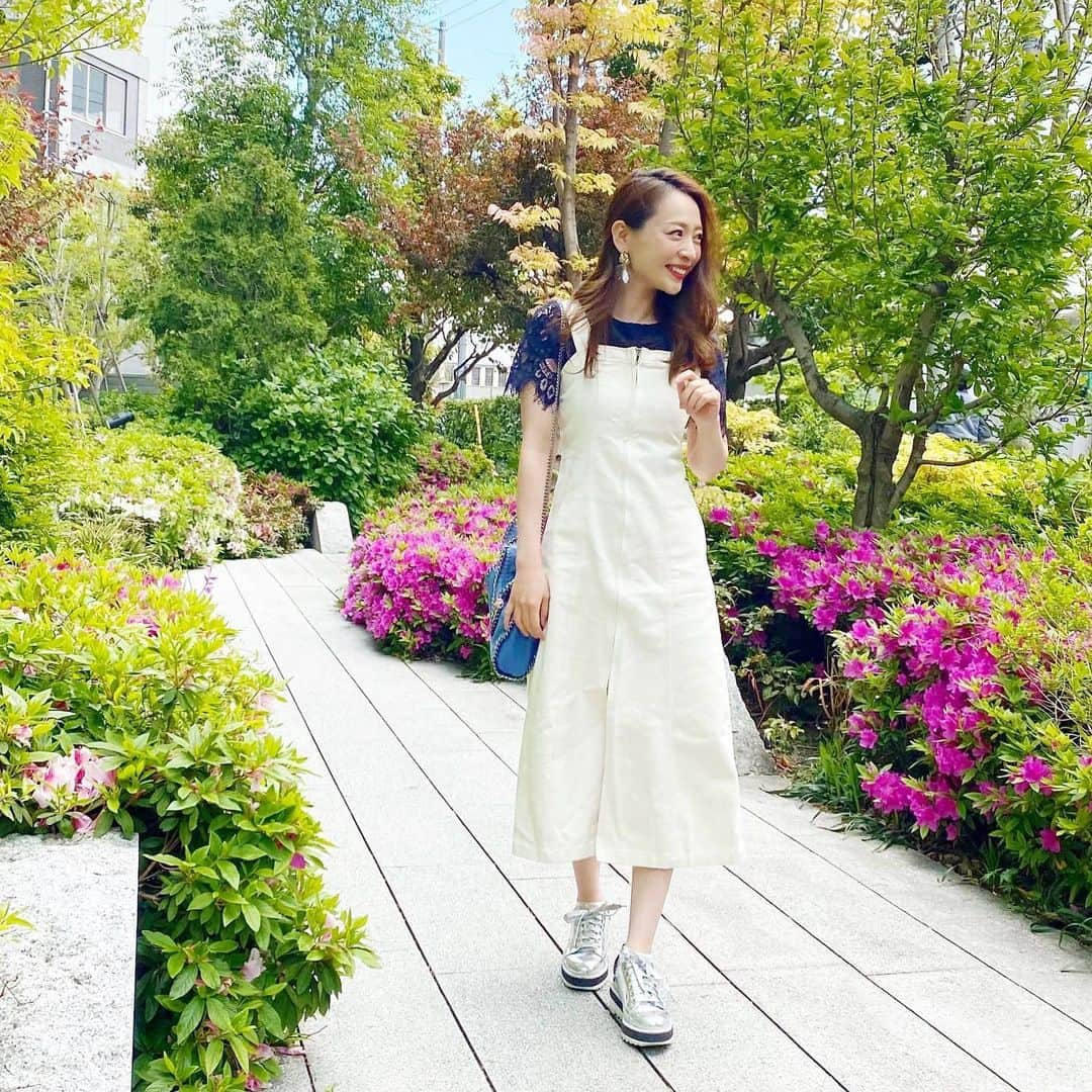 磯部奈央さんのインスタグラム写真 - (磯部奈央Instagram)「Coordinate♡ . 今までスーパー行くだけの日なんてめっちゃ適当だったのに、メイクもしっかりして髪も巻いて、気分を上げて出かけたくなる😆☀️ . . . #tops ... #31sonsdemode 一昨年くらいのものですが💦 #dress ... #fifth  #bag …#stellamccartney  #shoes …#staccato . . #coordinate #ootd #instafashion #outfit #fifthtl #フィフス #プチプラコーデ #コーデ #シンプルコーデ #ファッション #コーディネート #平均身長コーデ #カジュアル #フロントスリットサロペットスカート #ワンピース #ママコーデ #産後4ヶ月  @fifth_store ←50%Offでした！」4月25日 14時30分 - nao_isobe729