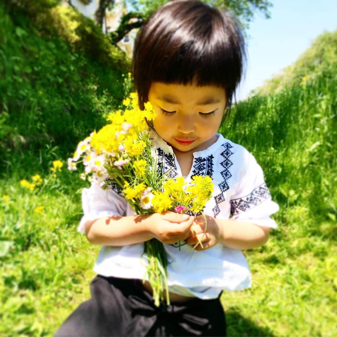 新井美穂さんのインスタグラム写真 - (新井美穂Instagram)「買い物は、お留守番を頑張ってくれていていつも笑顔で「いってらっしゃ〜い！」「おかえり〜！」と言ってくれていた娘だけど 今日初めて「やだー！！ハレちゃん、ほんとはひとりはいやなんだよー。」と泣いた。 。。。そりゃそうだよね。 まだ小さいもんね。見た目老けてるからついつい勘違いしちゃうけど（笑）  でも仕方ないんねんと諭すと 「なんでもコロナのせいかよー！」とキレられたけど（笑）頑張ってくれました。  今日は野川へ#お花摘み  こういう楽しみは#母娘の特権 だね🌼  #娘3歳10ヶ月」4月25日 14時40分 - arai_miho